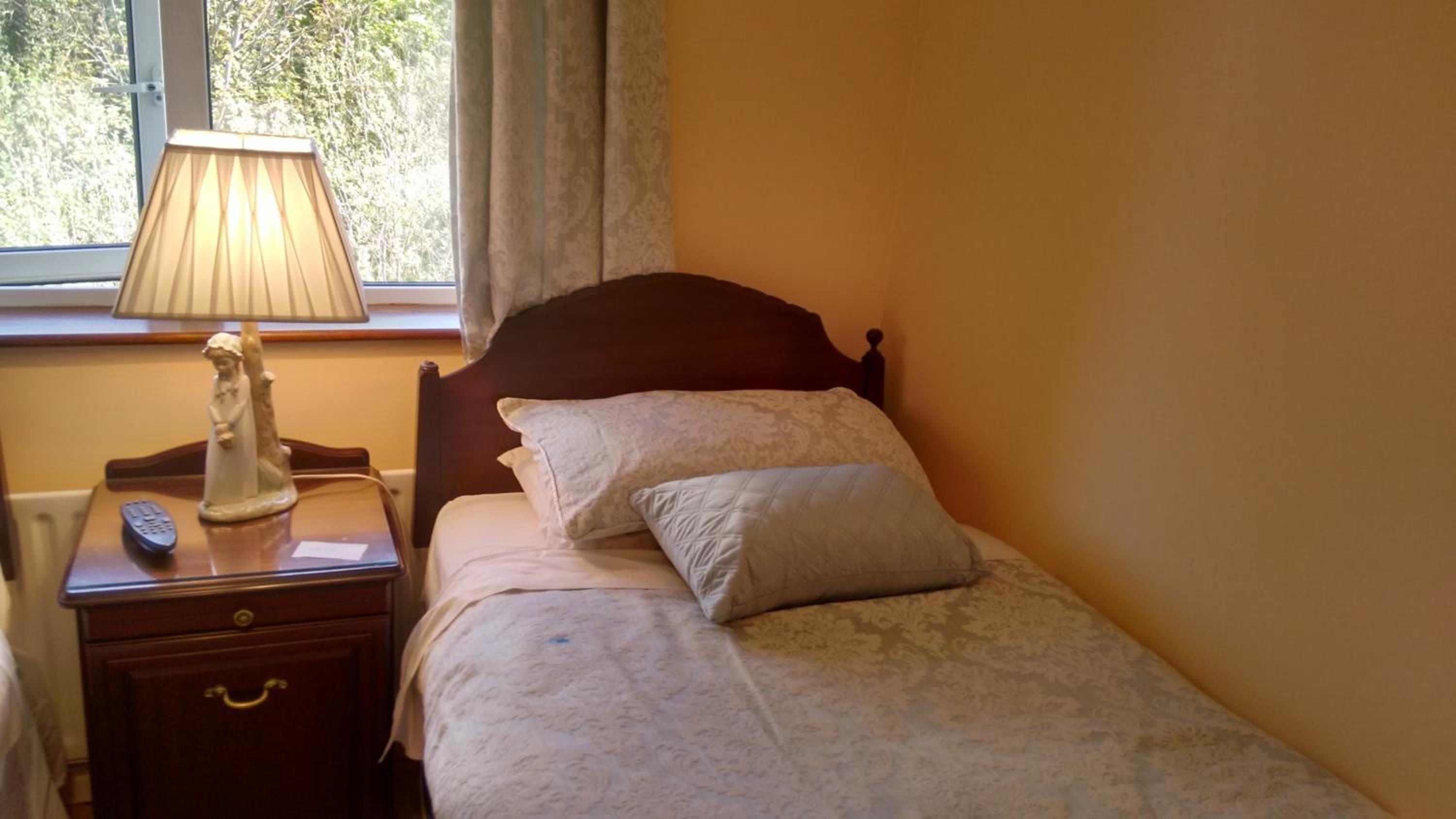 Twin Room with Private Bathroom - Photo 26