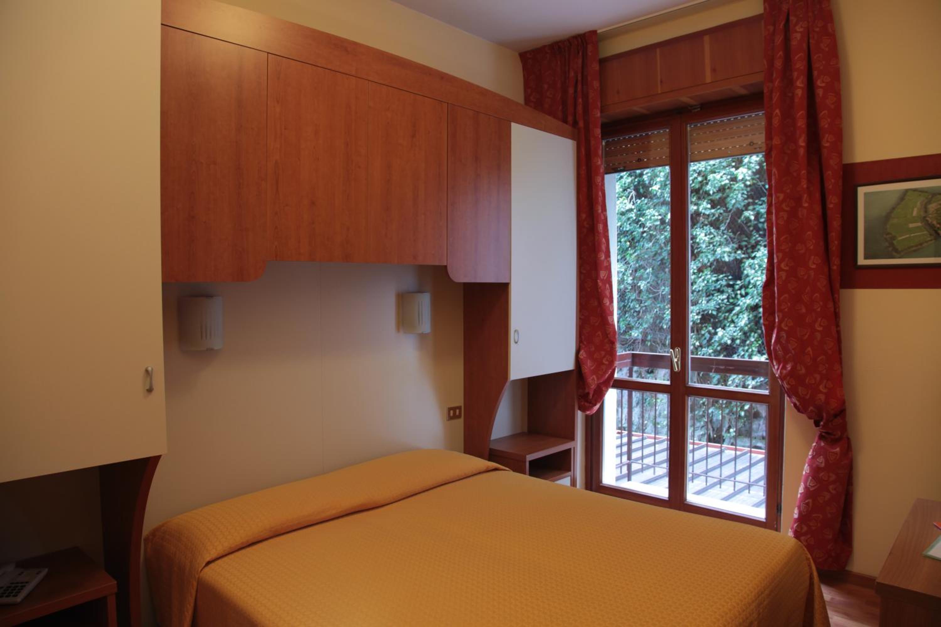 Economy Double Room with Partial Lake View - Photo 4