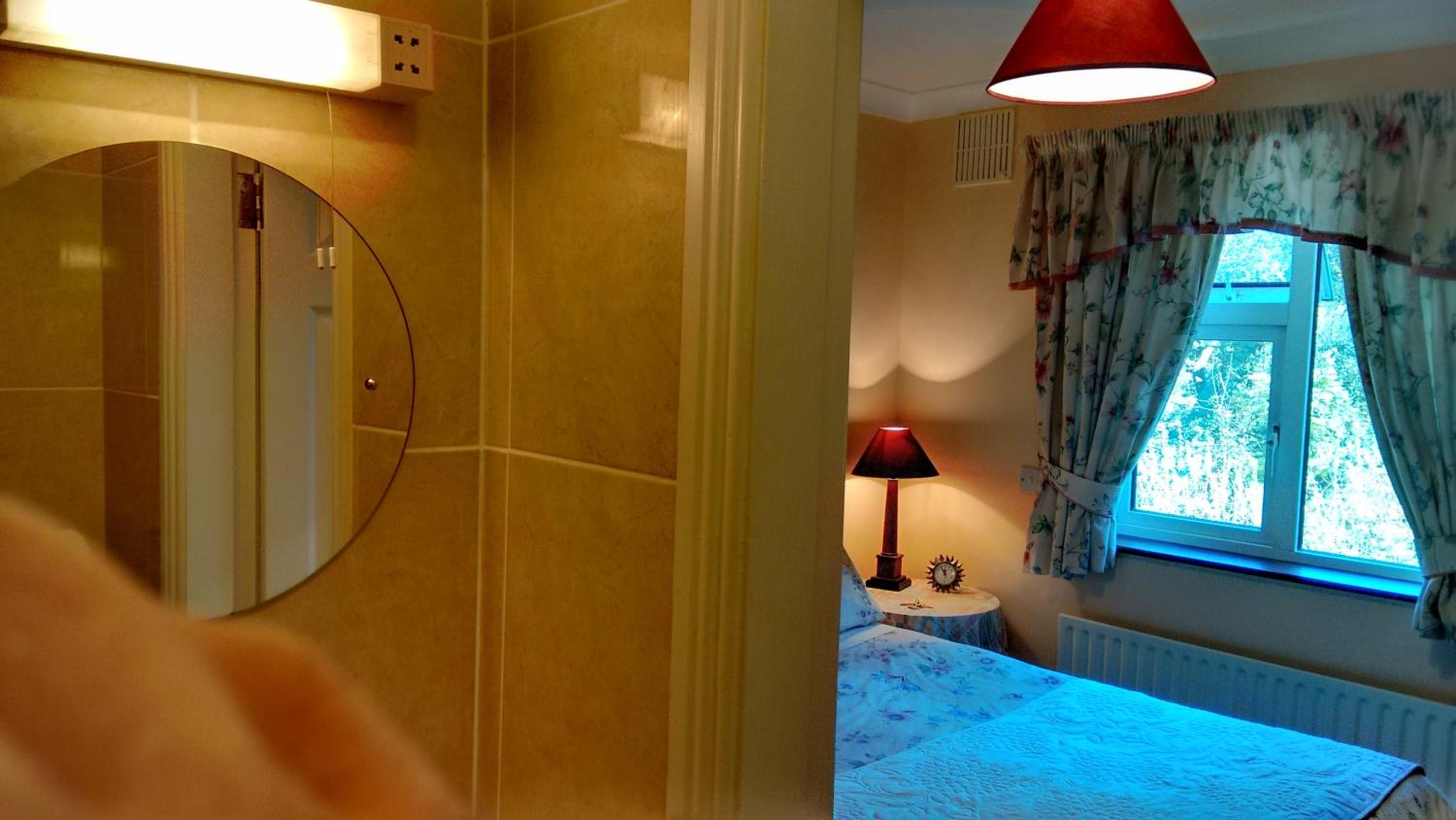 Double Room with Private Bathroom - Photo 11
