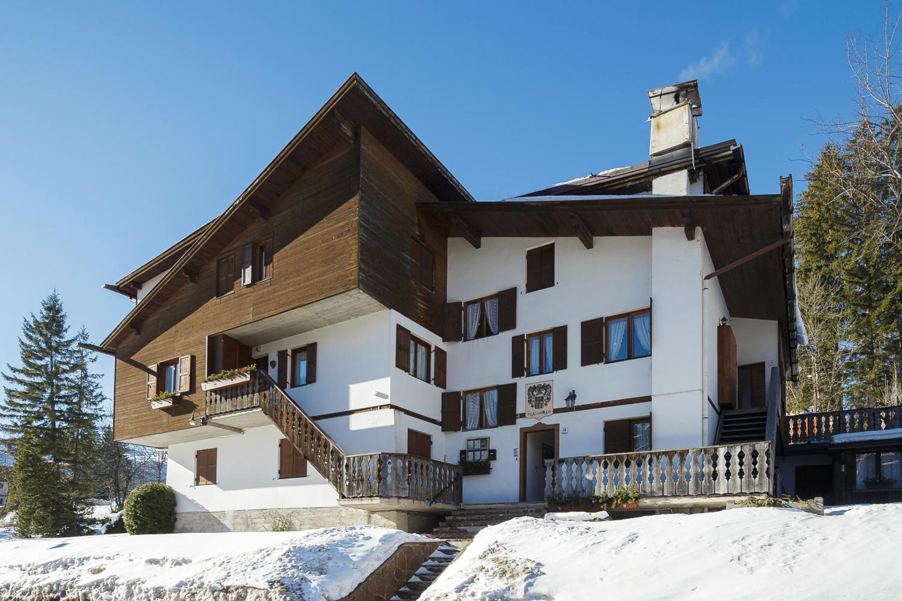 Three-Bedroom Apartment With Mountain View photo 2