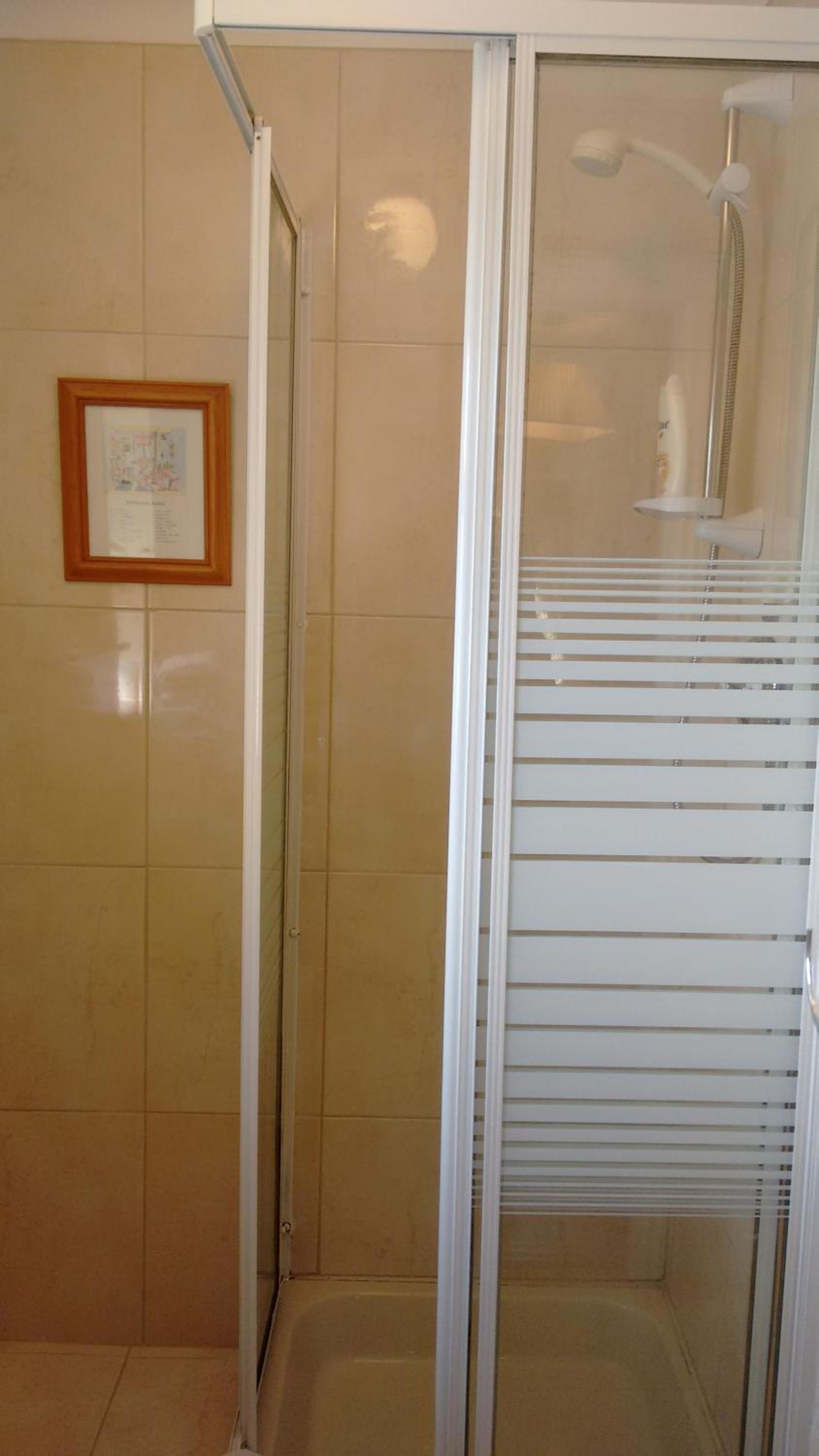 Twin Room with Private Bathroom - Photo 31