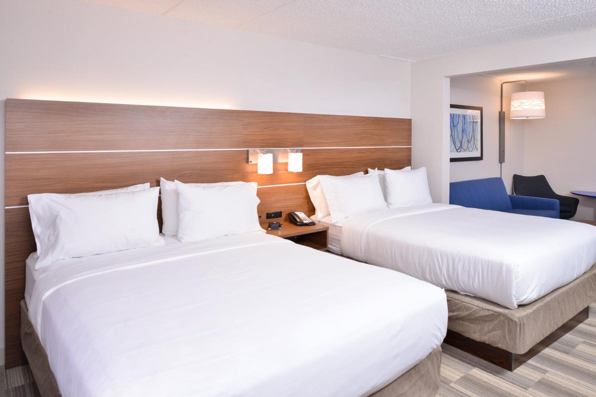 Queen Suite with Two Queen Beds and Sofa Bed - Photo 3