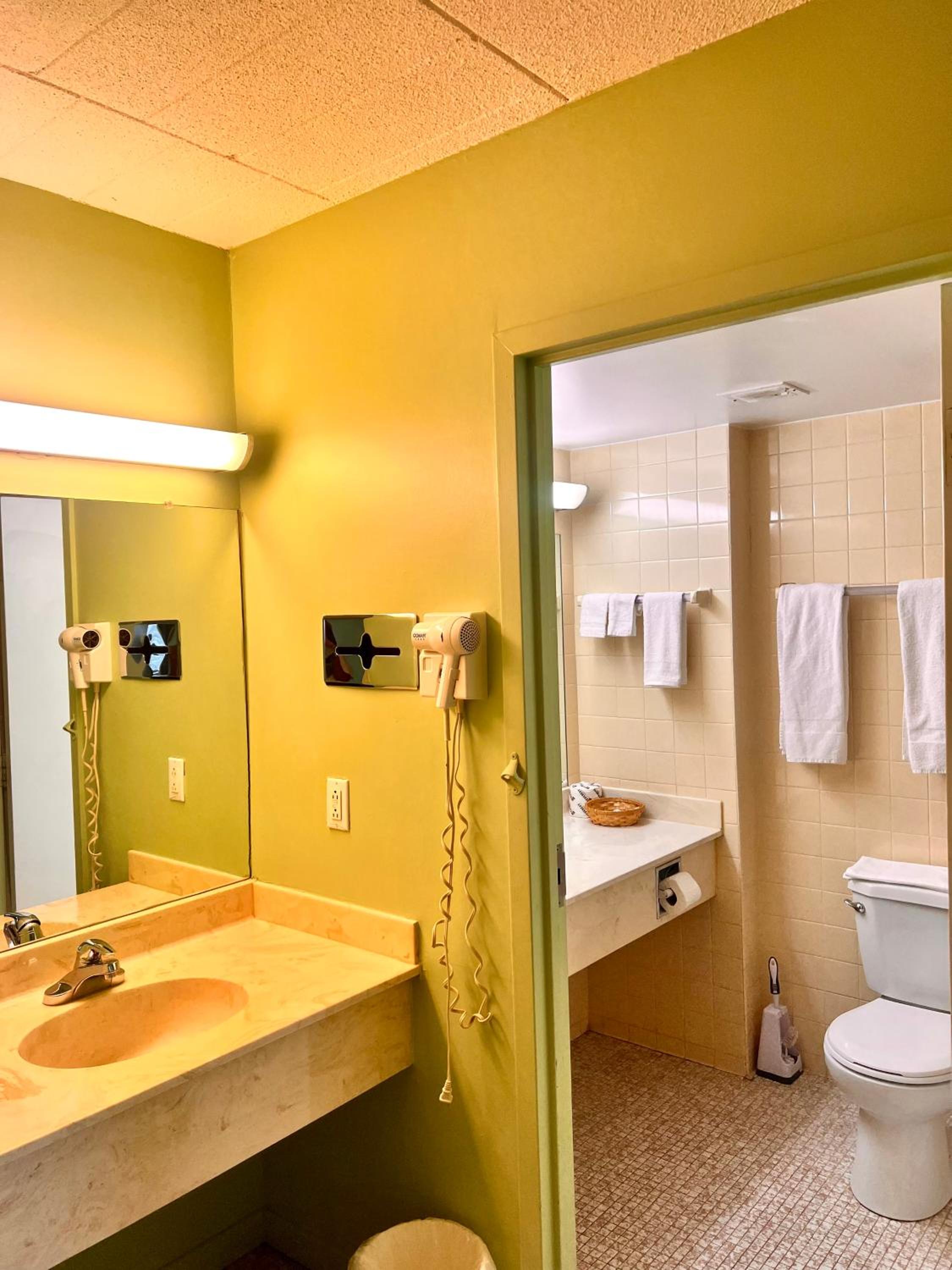 Queen Room photo 2