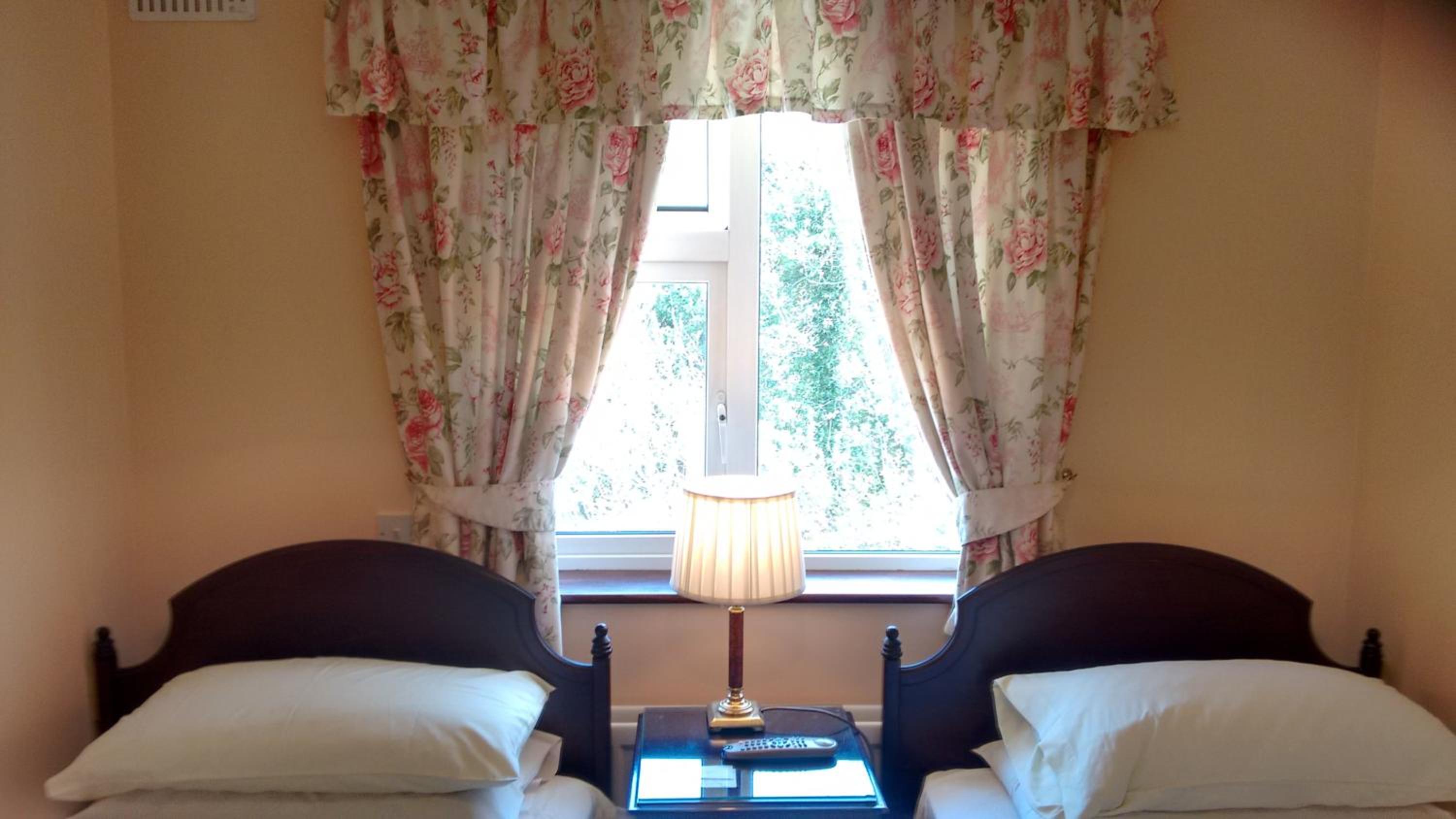 Twin Room with Private Bathroom - Photo 16