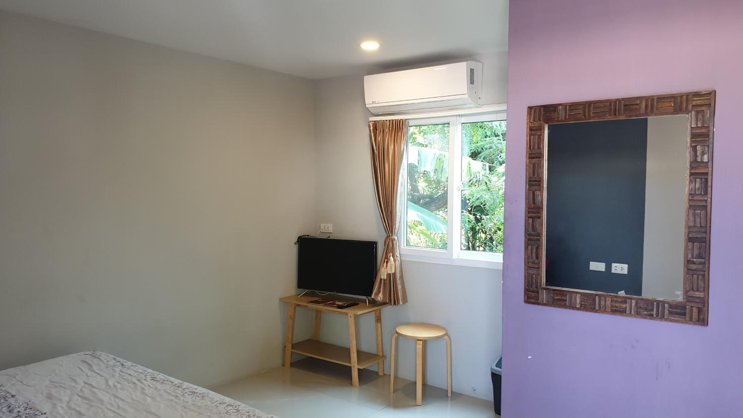 Budget Double Room with Private Bathroom - Photo 8