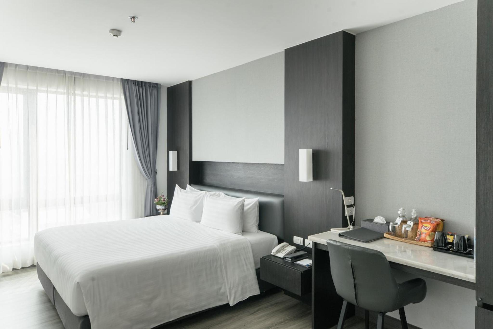 Superior King Room - Non-Smoking - Photo 11