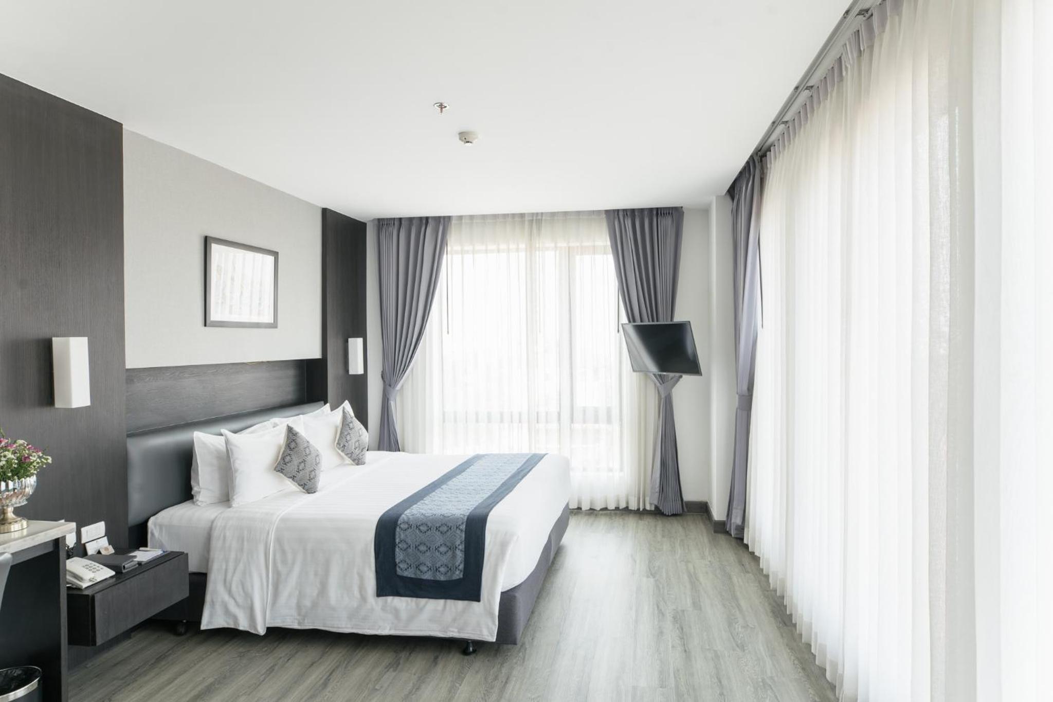 Deluxe King Room - Non-Smoking - Photo 1