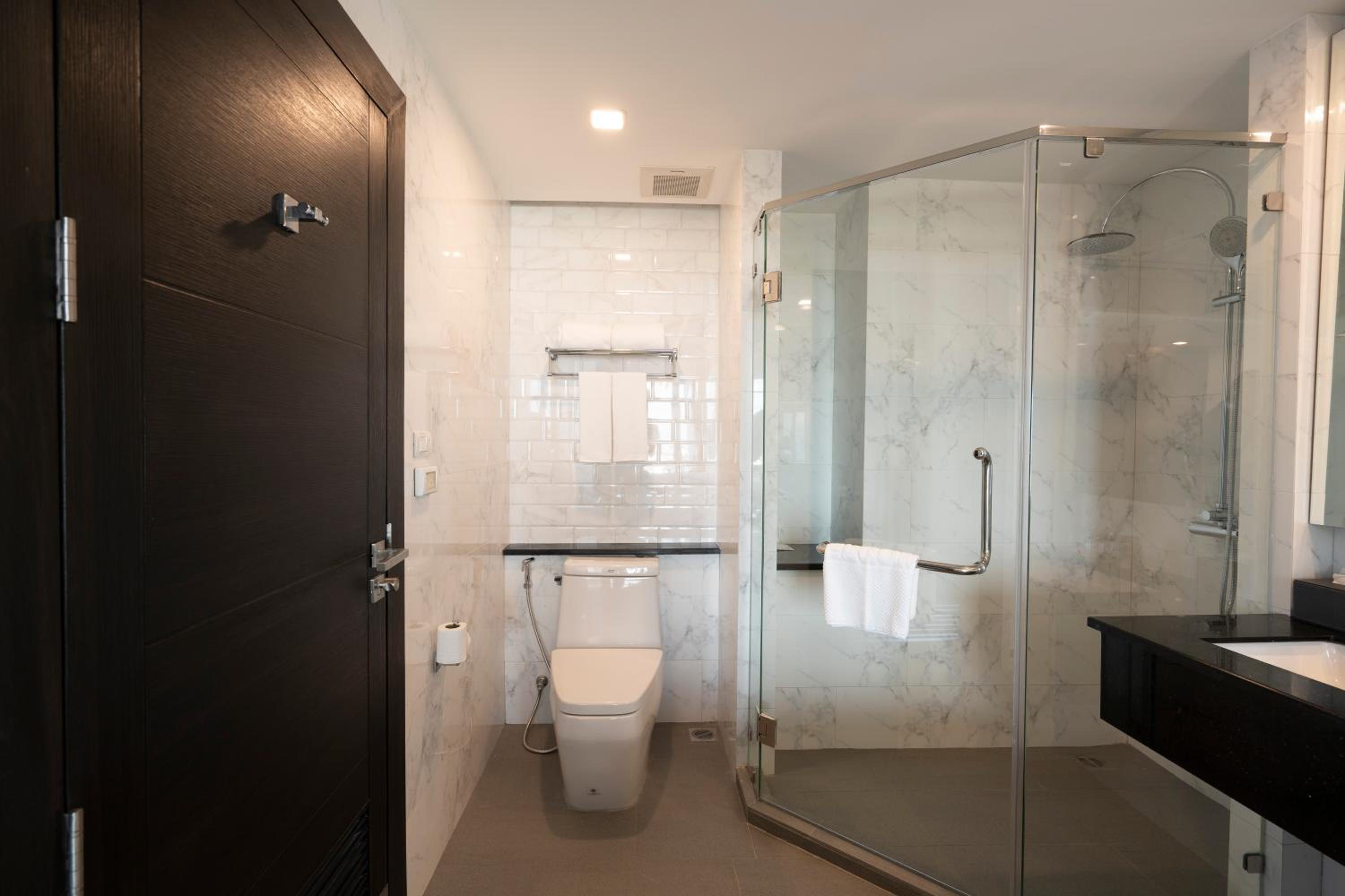 Deluxe King Room - Non-Smoking - Photo 17