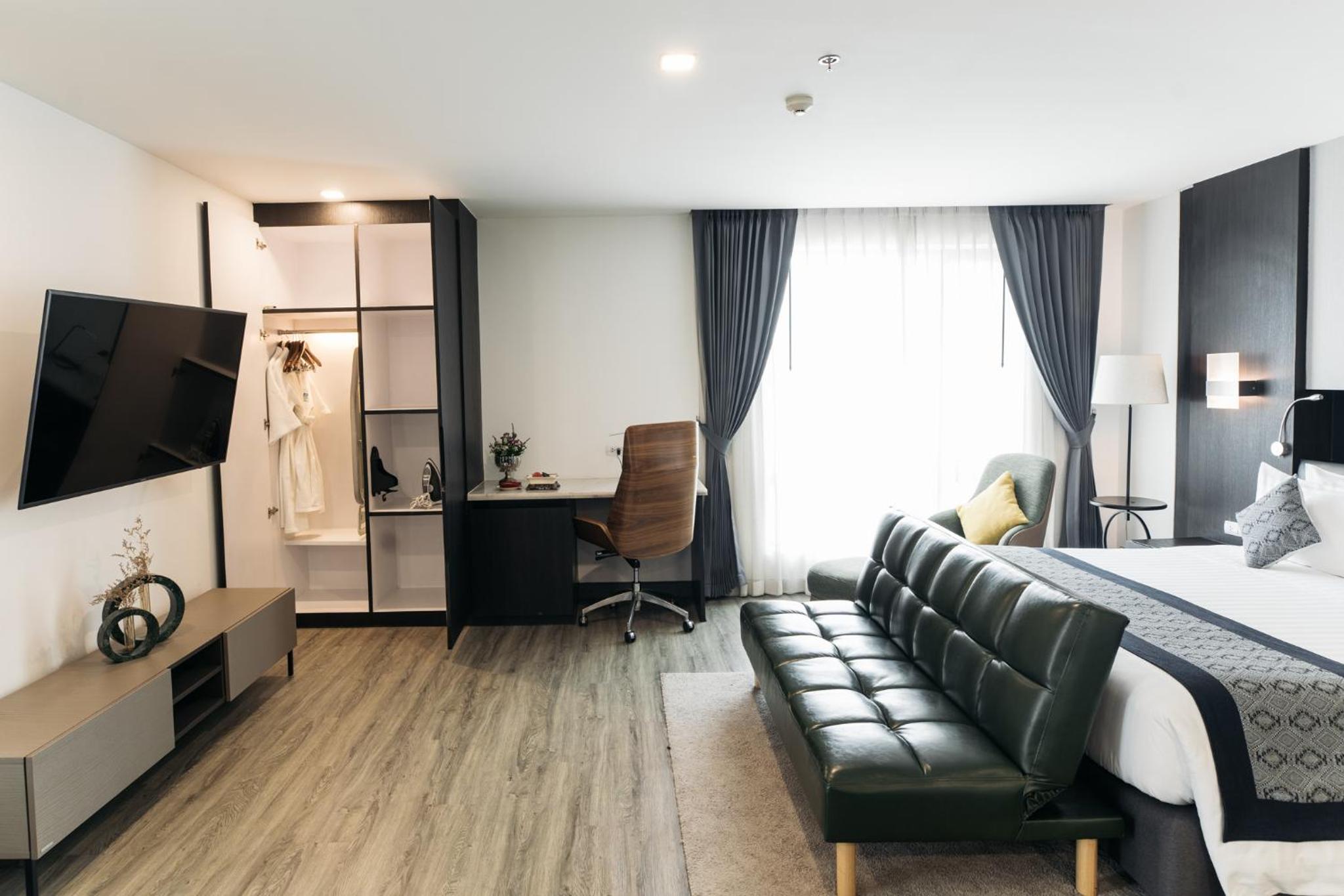 King Suite with Balcony and River View - Non-Smoking - Photo 2