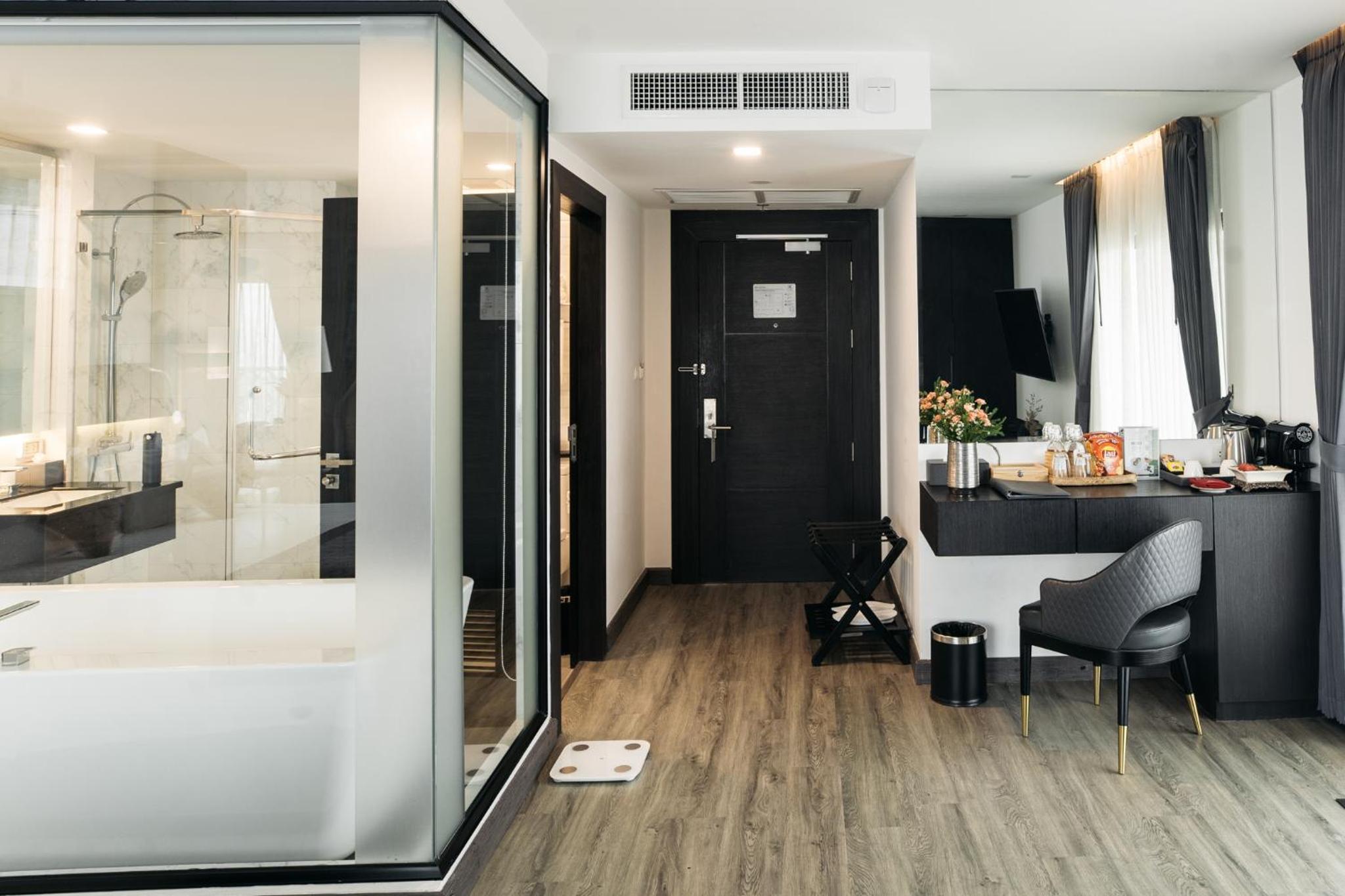 King Suite with Balcony and River View - Non-Smoking - Photo 8