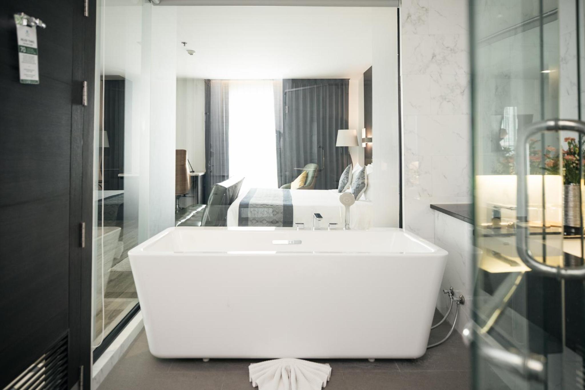 King Suite with Balcony and River View - Non-Smoking - Photo 5
