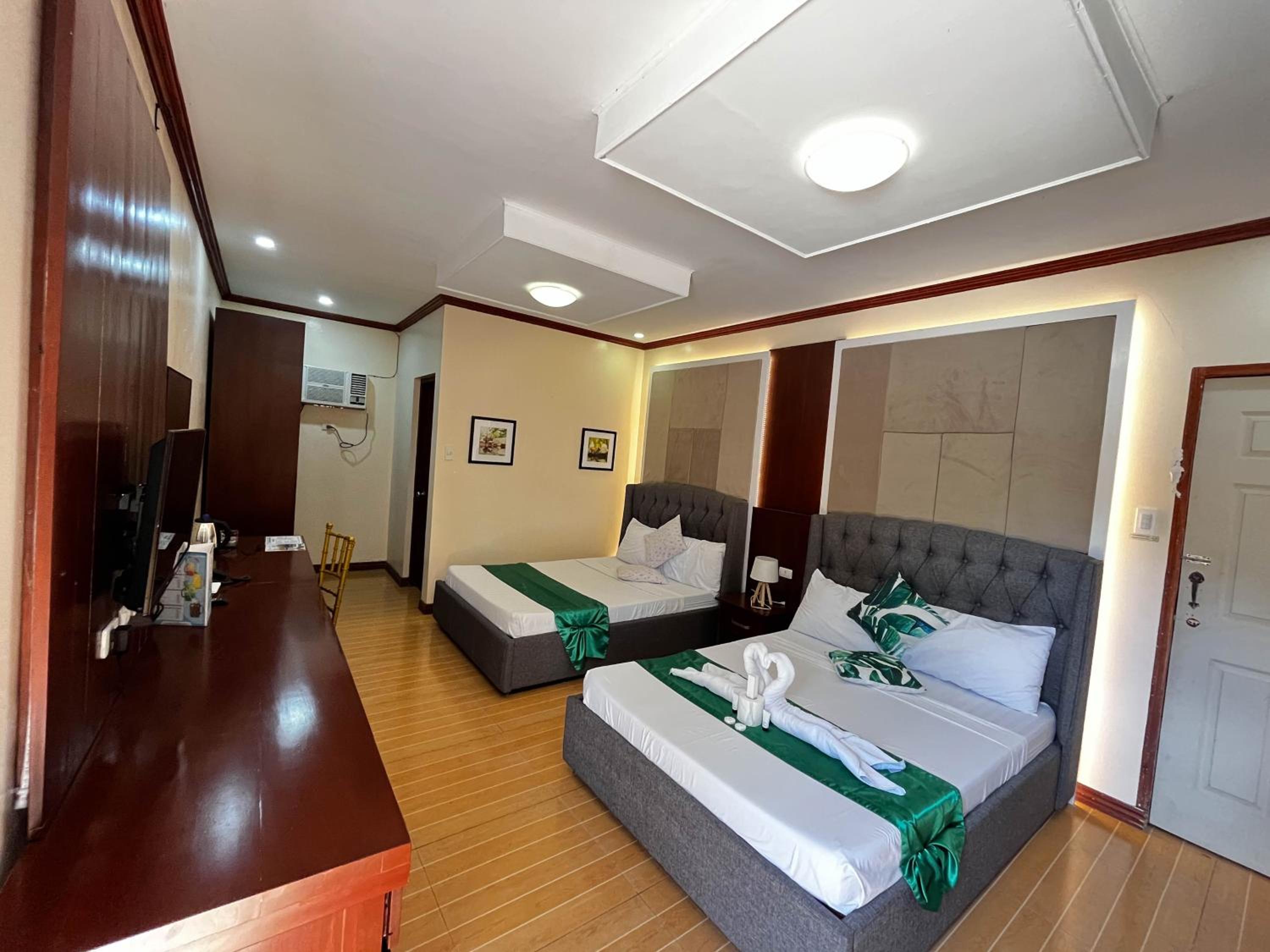 Deluxe Queen Room - Photo 4