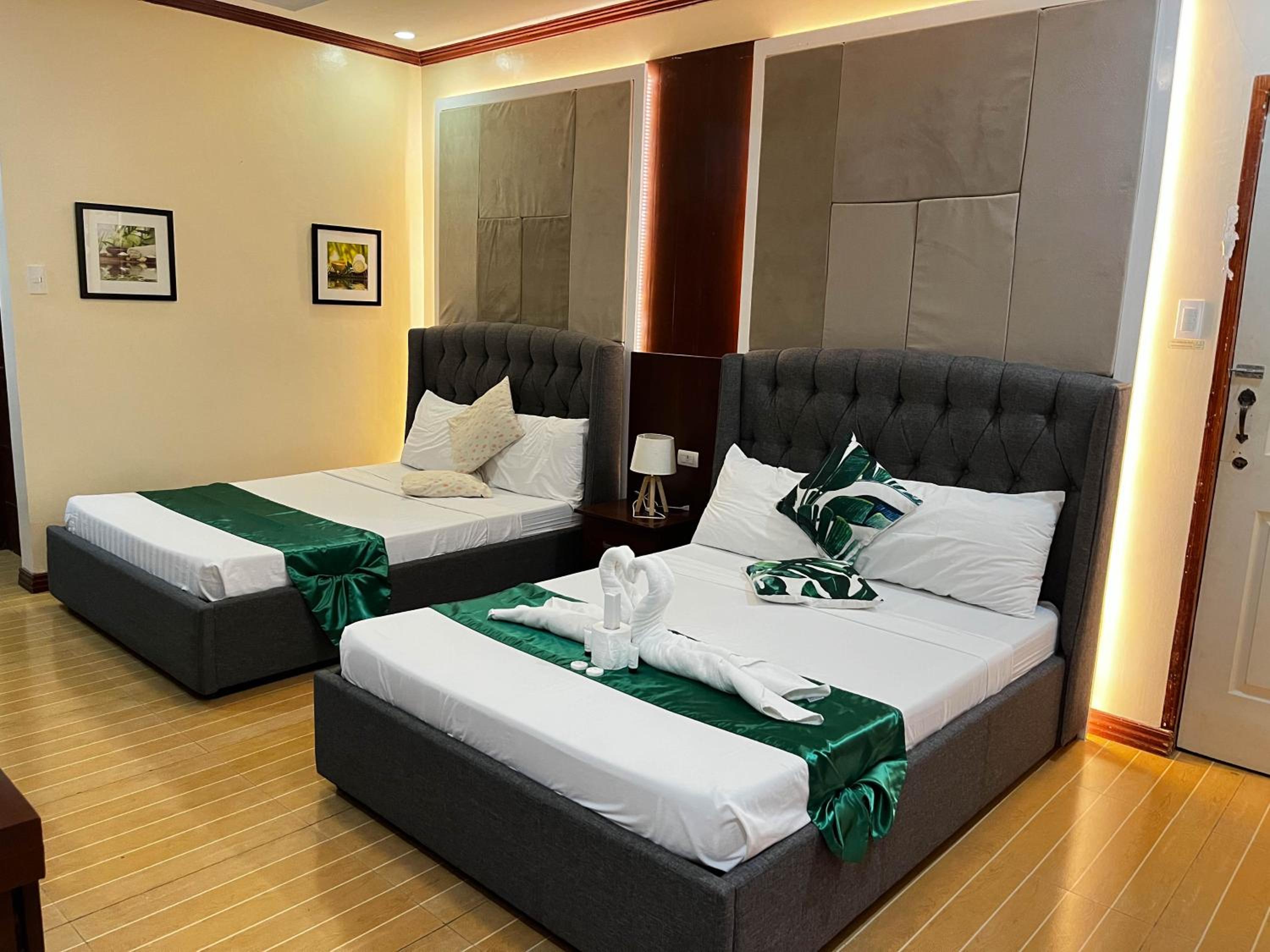 Deluxe Queen Room - Photo 2