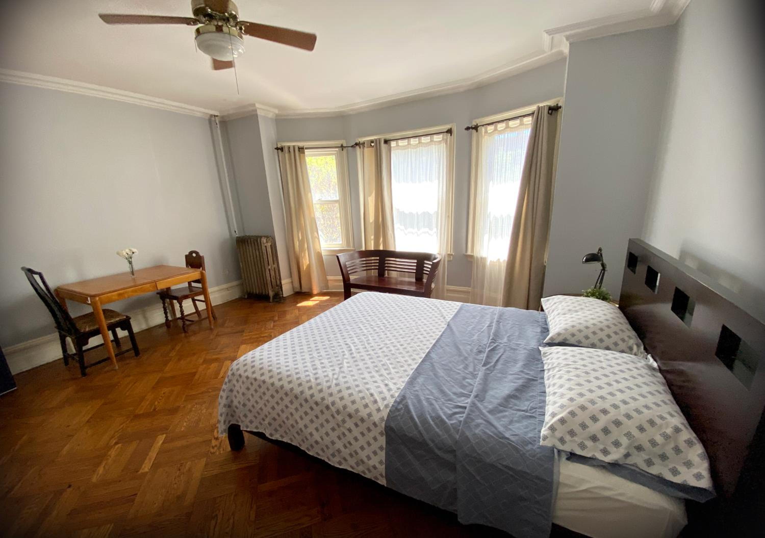 Queen Room with Shared Bathroom photo 2