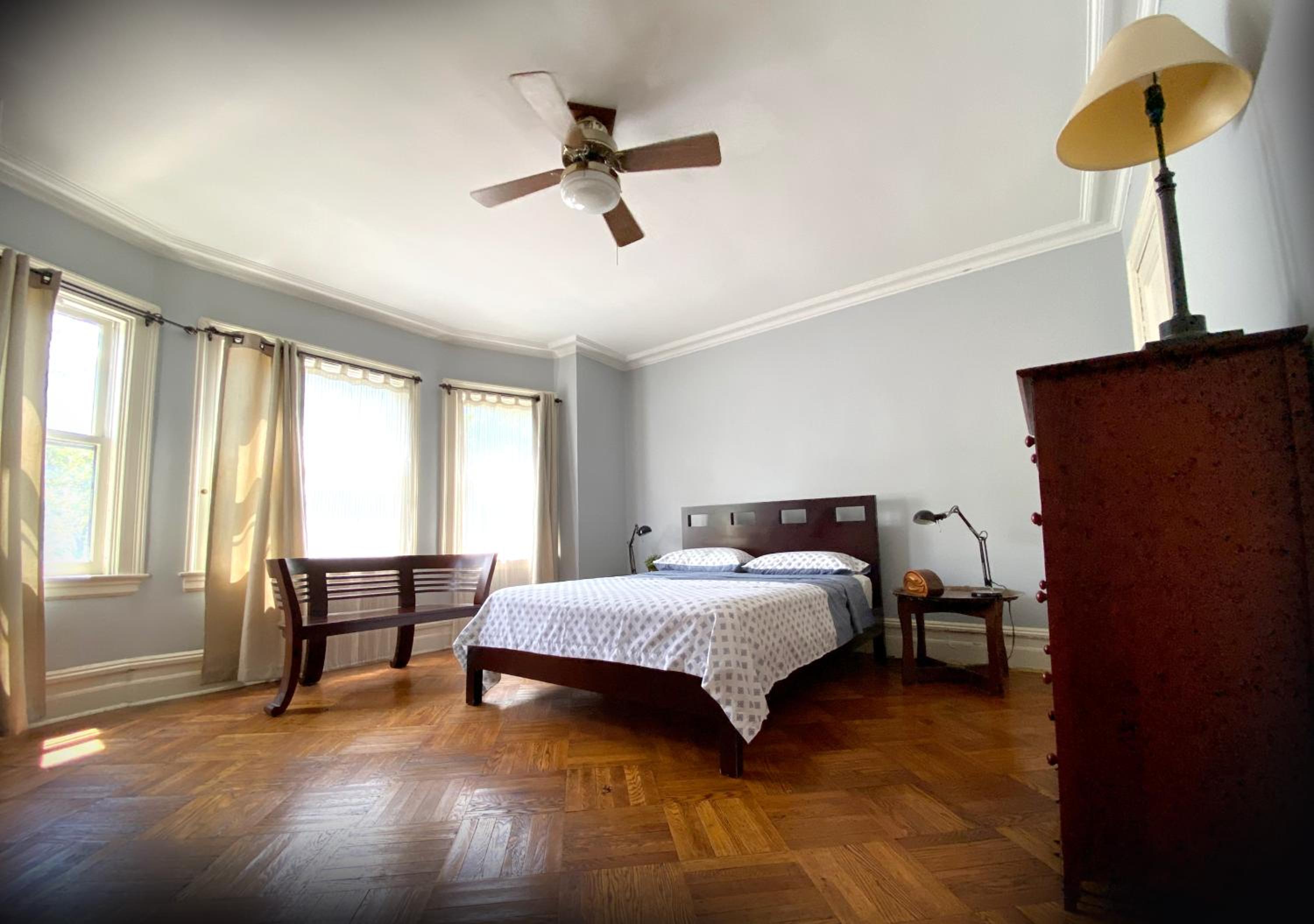 Queen Room with Shared Bathroom photo 3