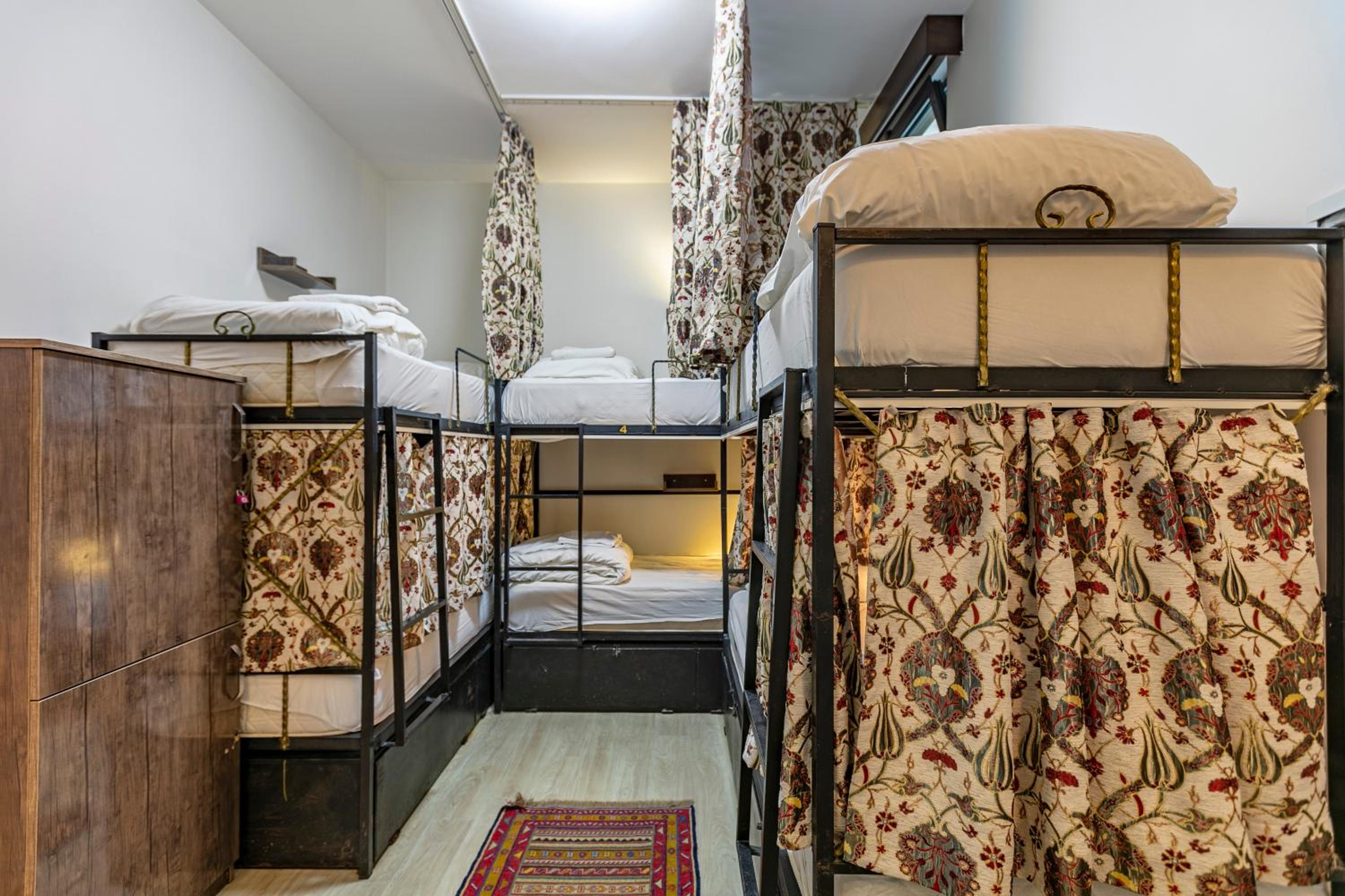 6-Bed Mixed Dormitory Room photo 1