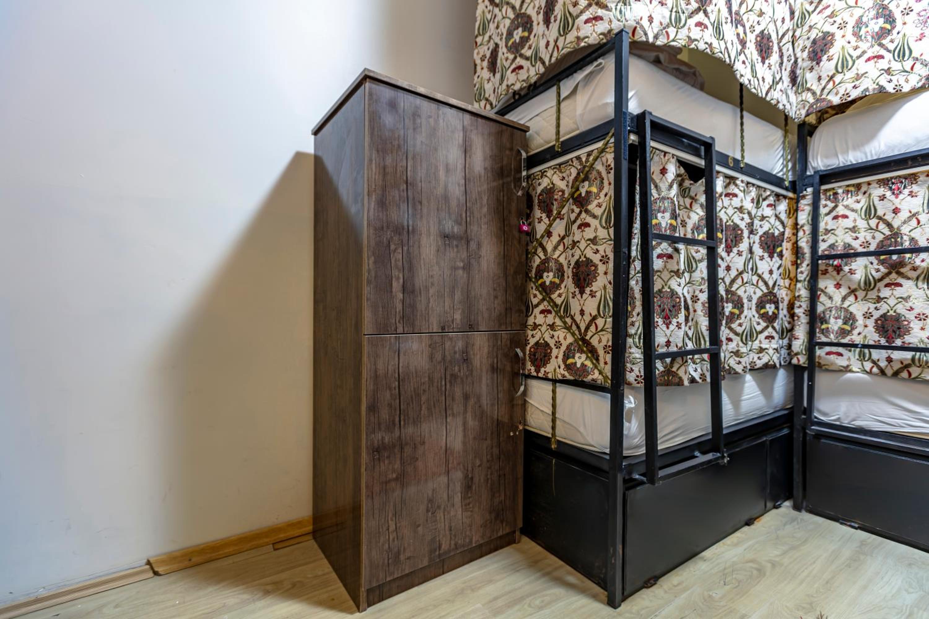 6-Bed Mixed Dormitory Room photo 3