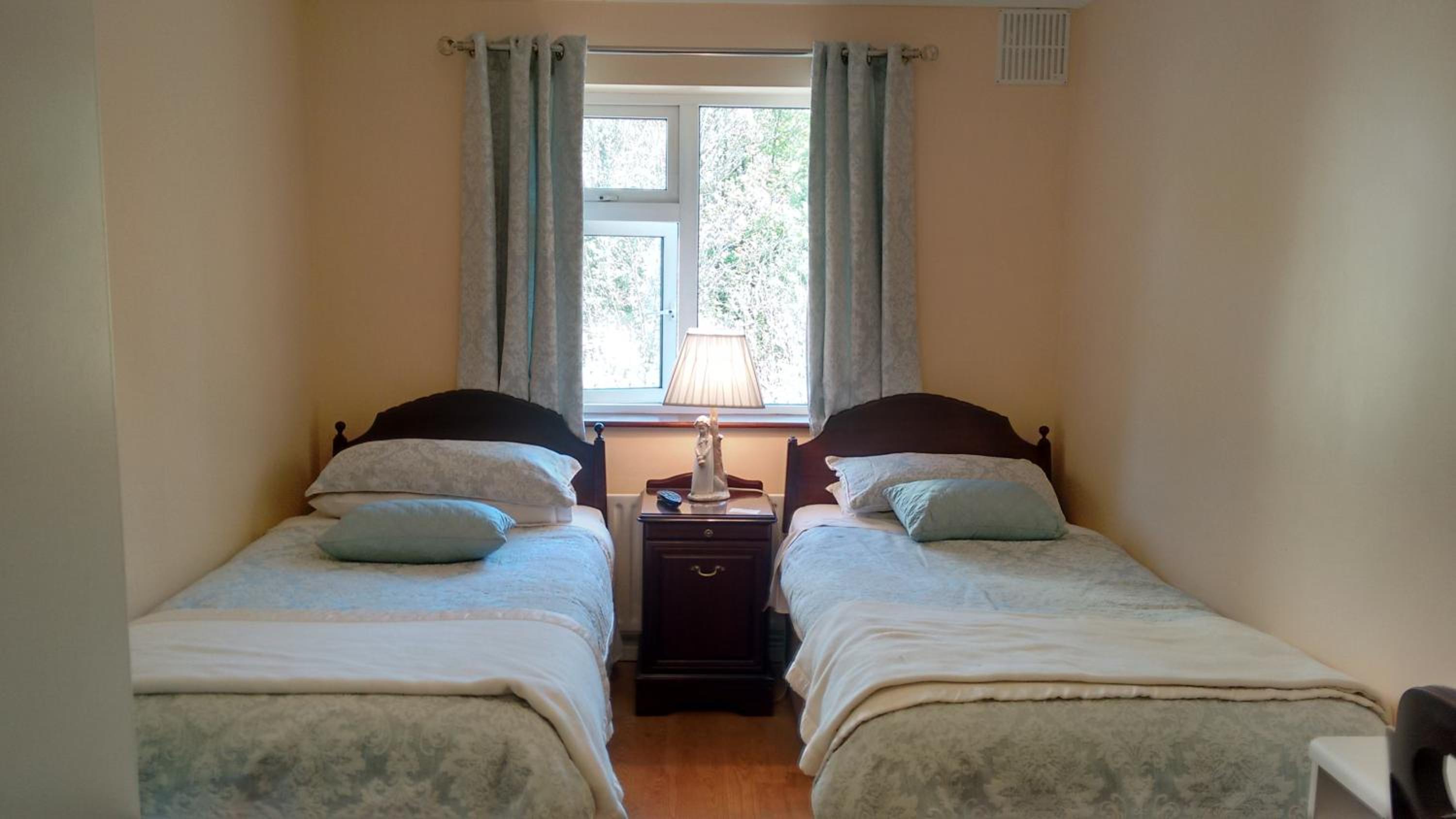 Twin Room with Private Bathroom - Photo 1
