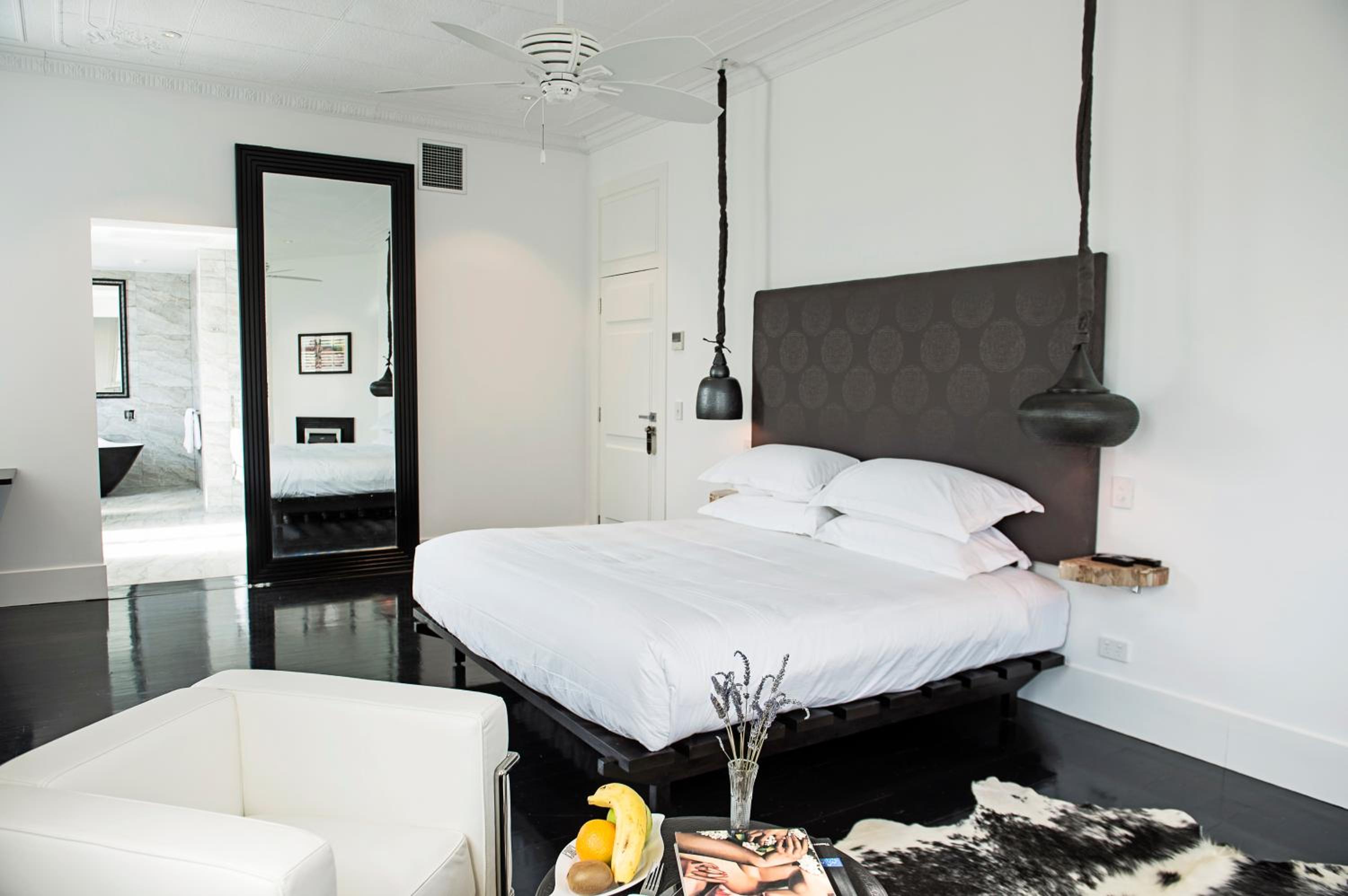 Deluxe King Suite photo 1