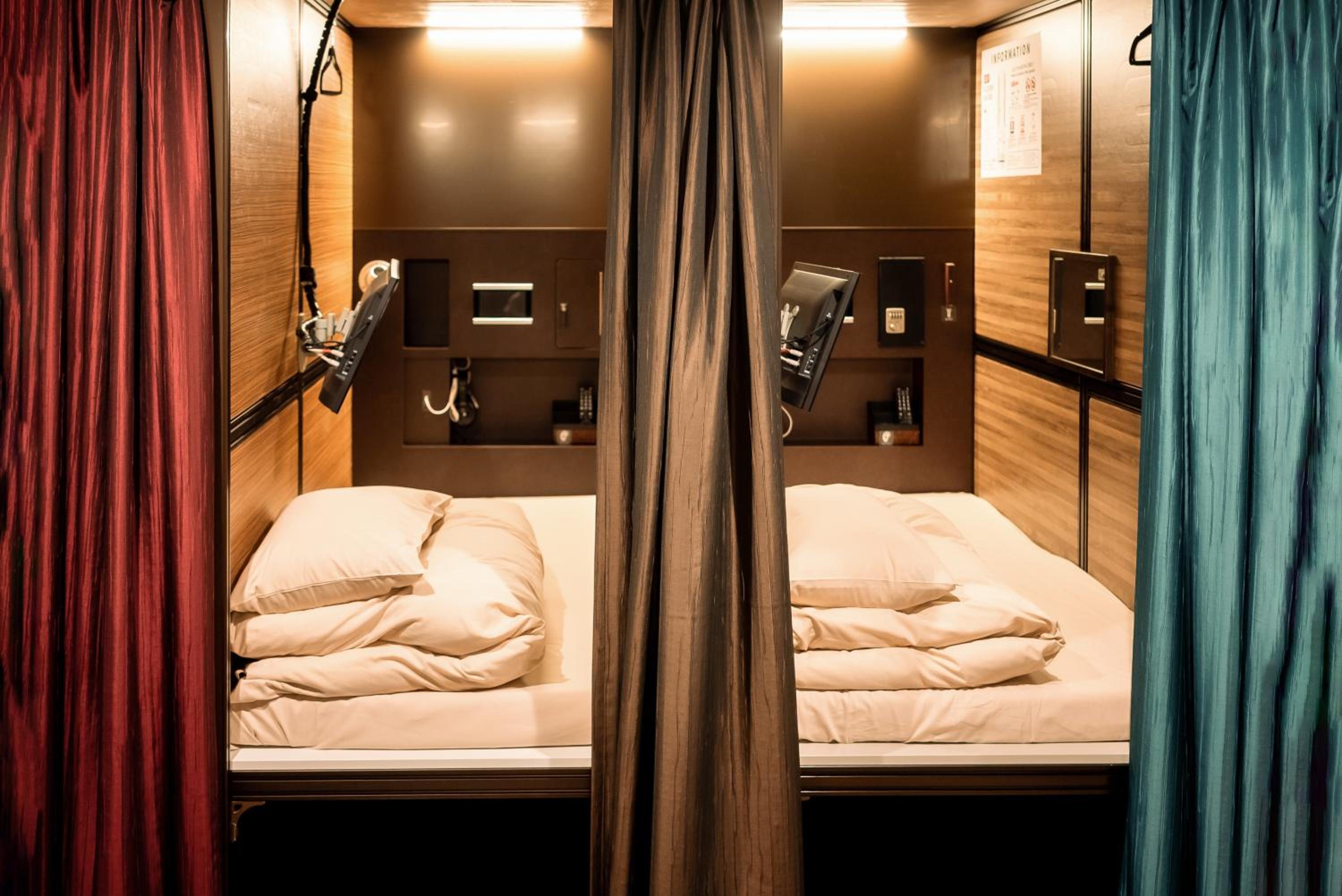 Superior Capsule Room for Male