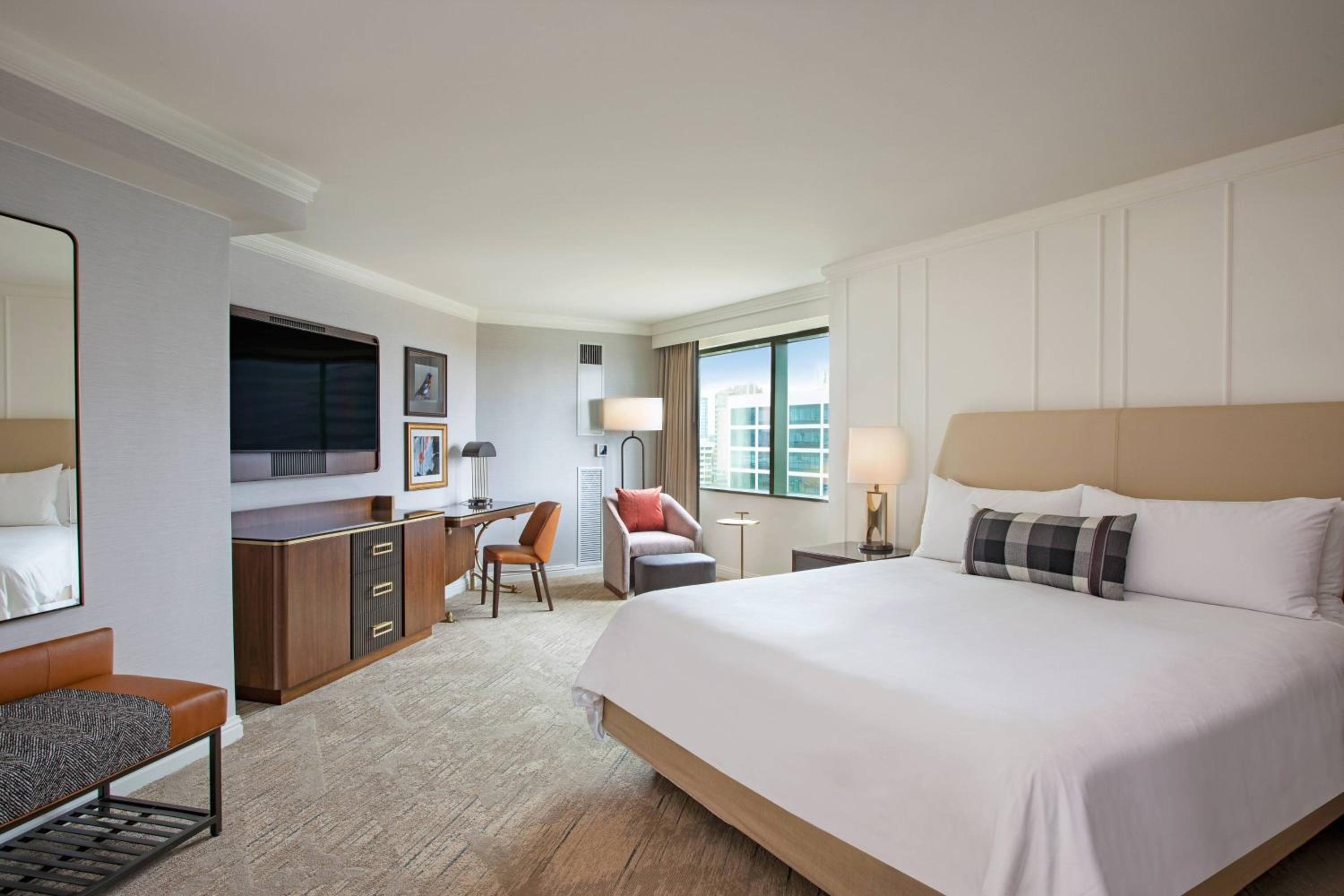 Deluxe Corner King Room - Concierge Level - Photo 1