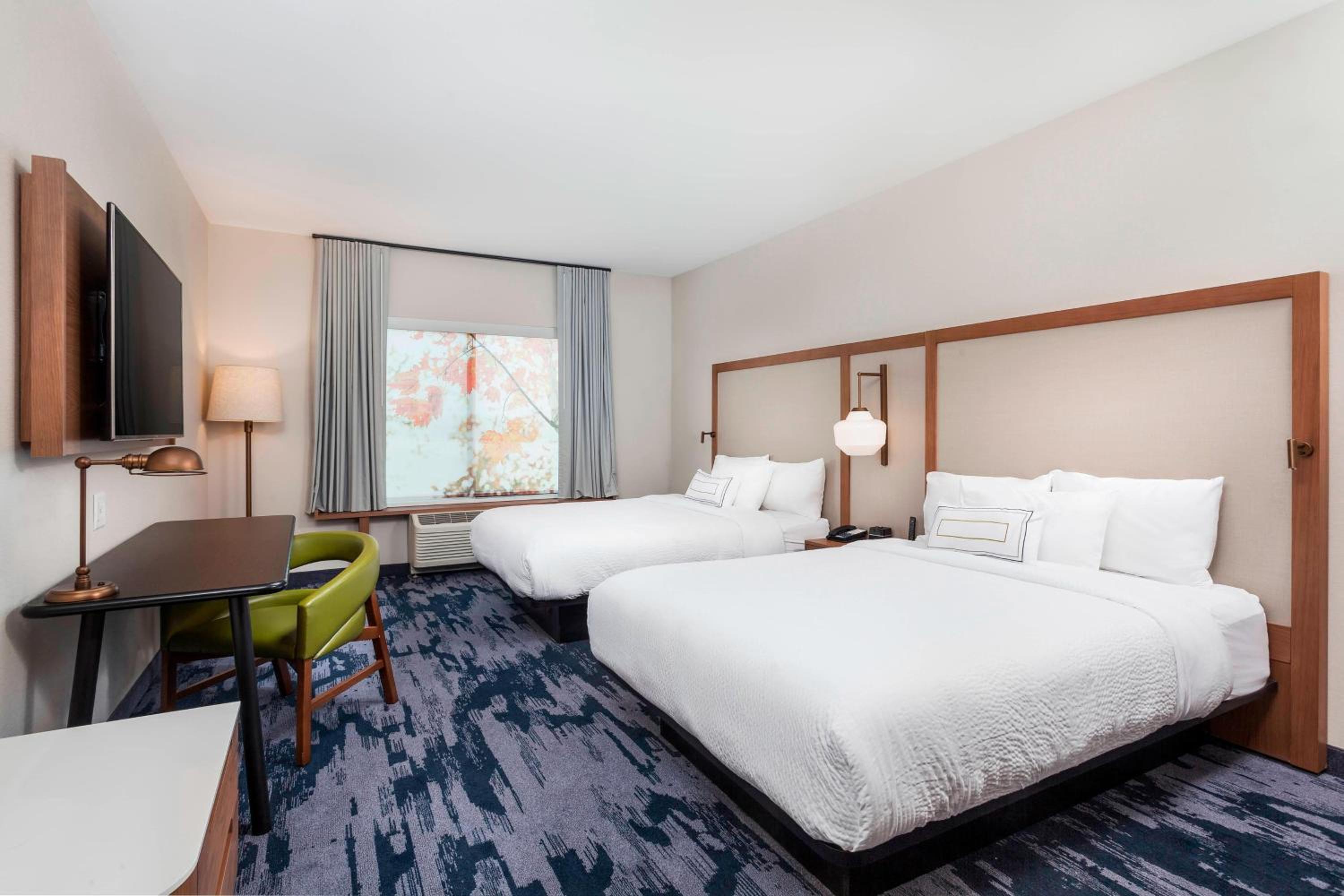 Queen Room with Two Queen Beds photo 2