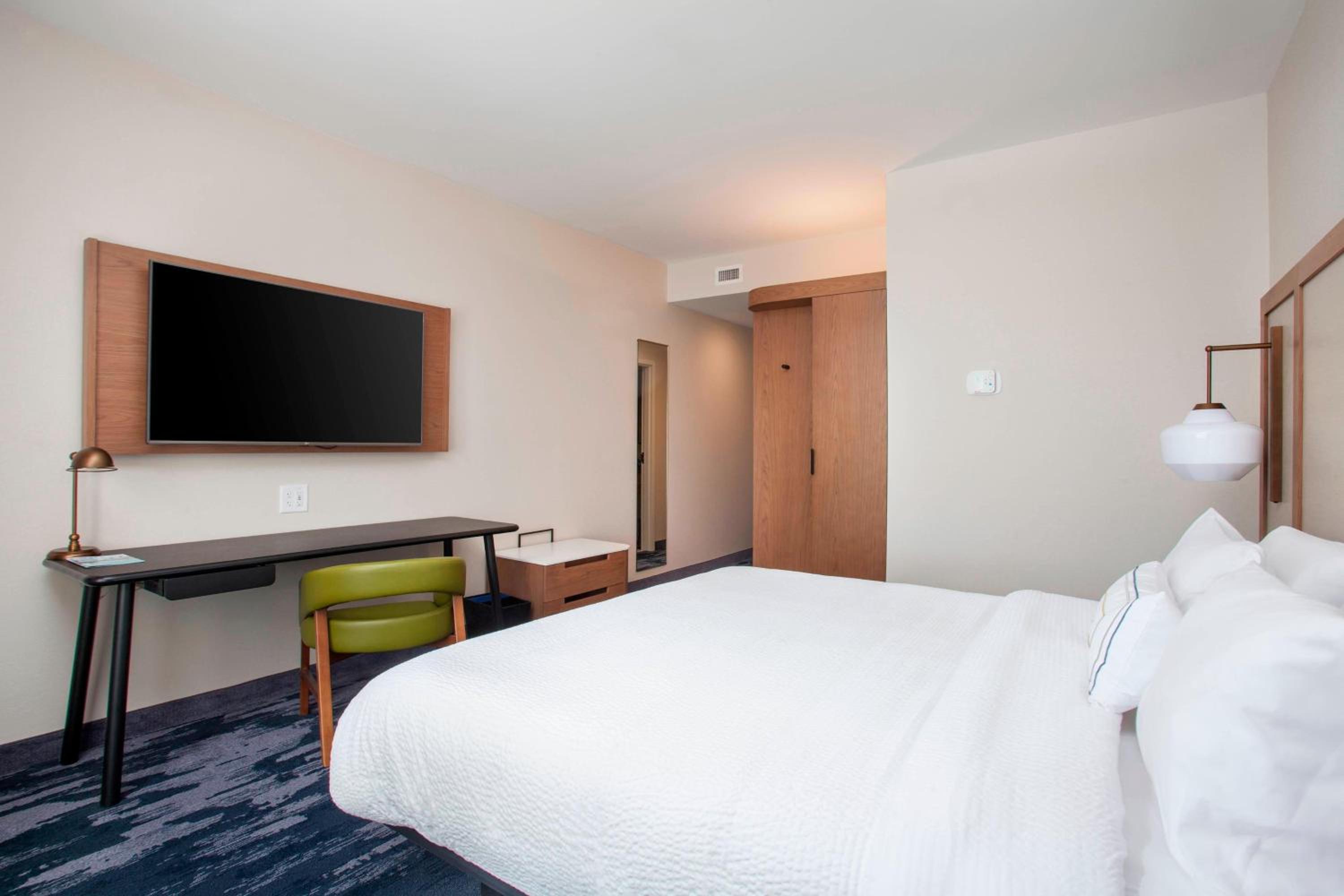 King Room with Bathtub - Mobility Access photo 1