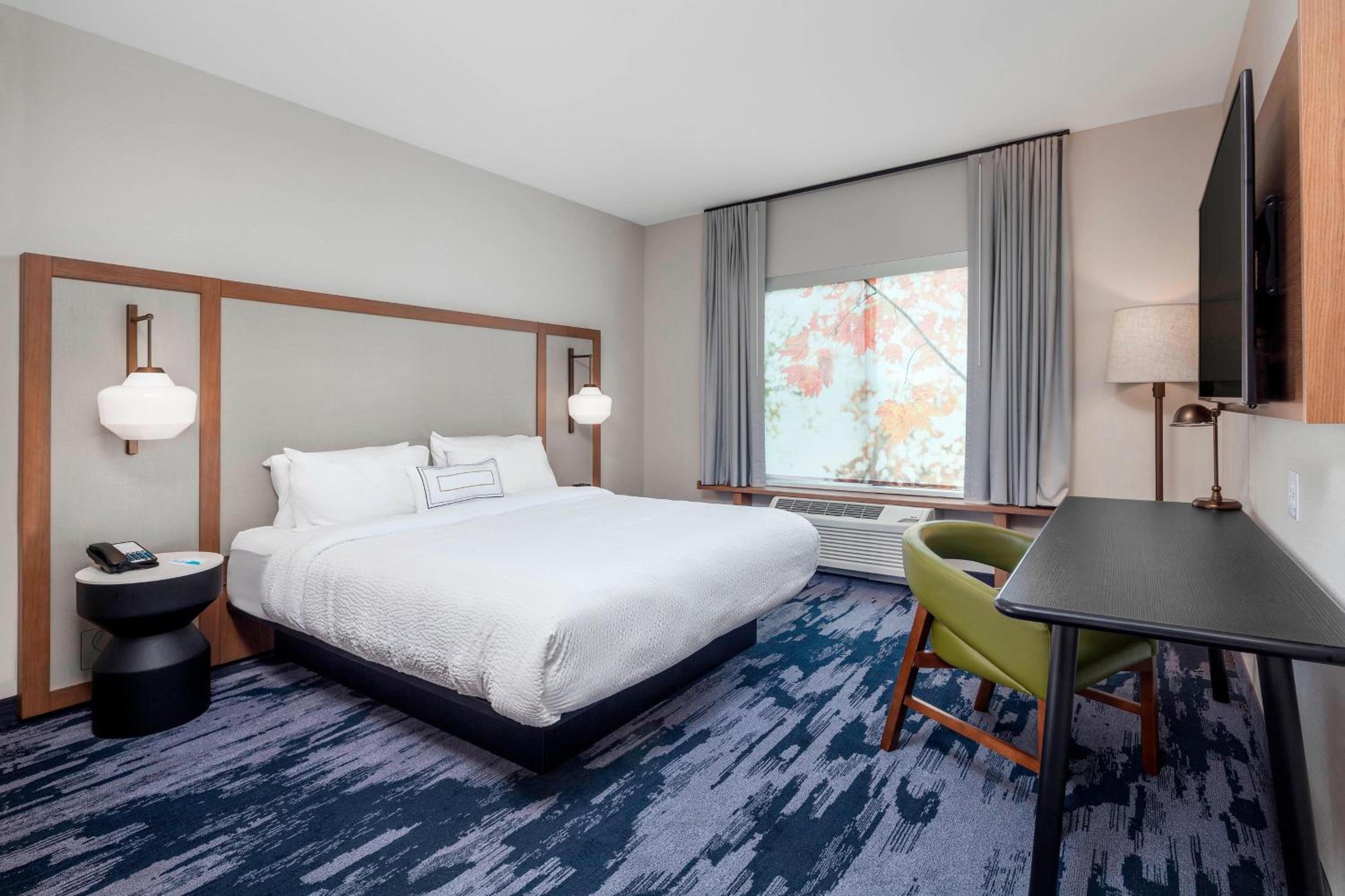 King Room with Bathtub - Mobility Access photo 2