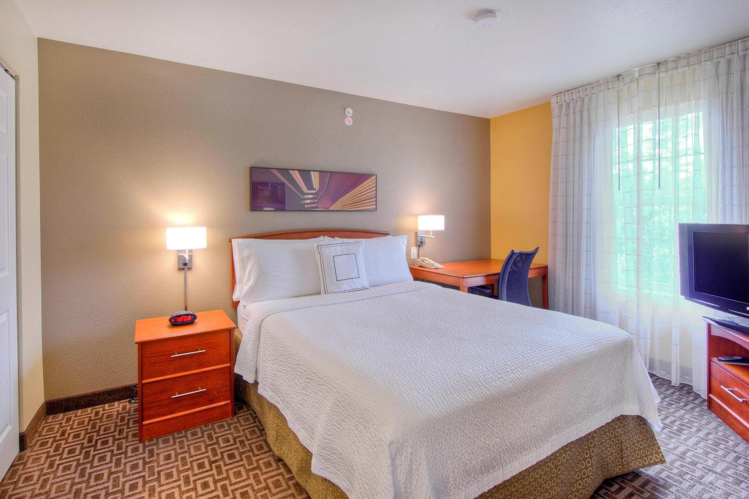 Two-Bedroom Suite - Photo 3