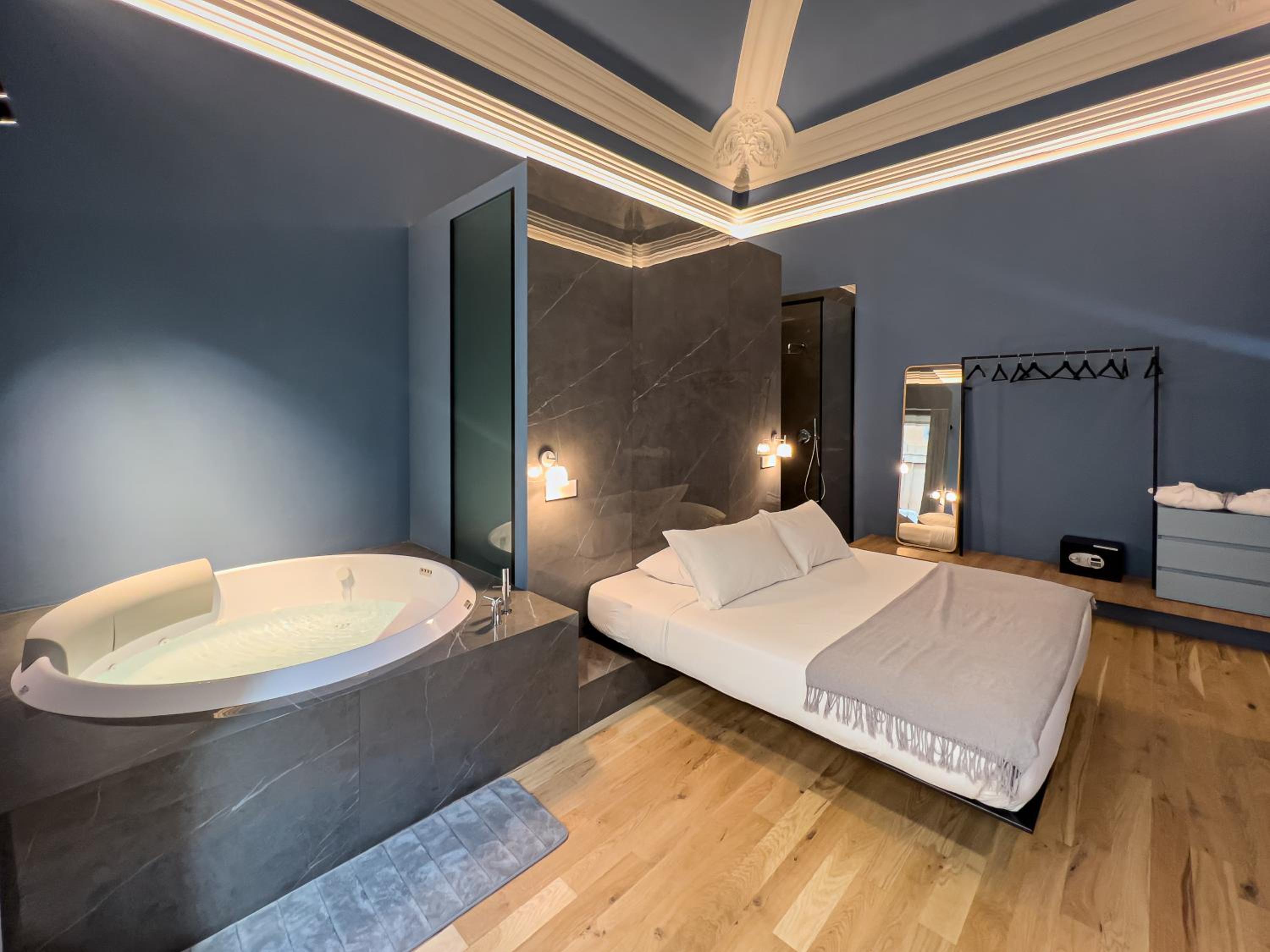Deluxe King Room - Photo 4
