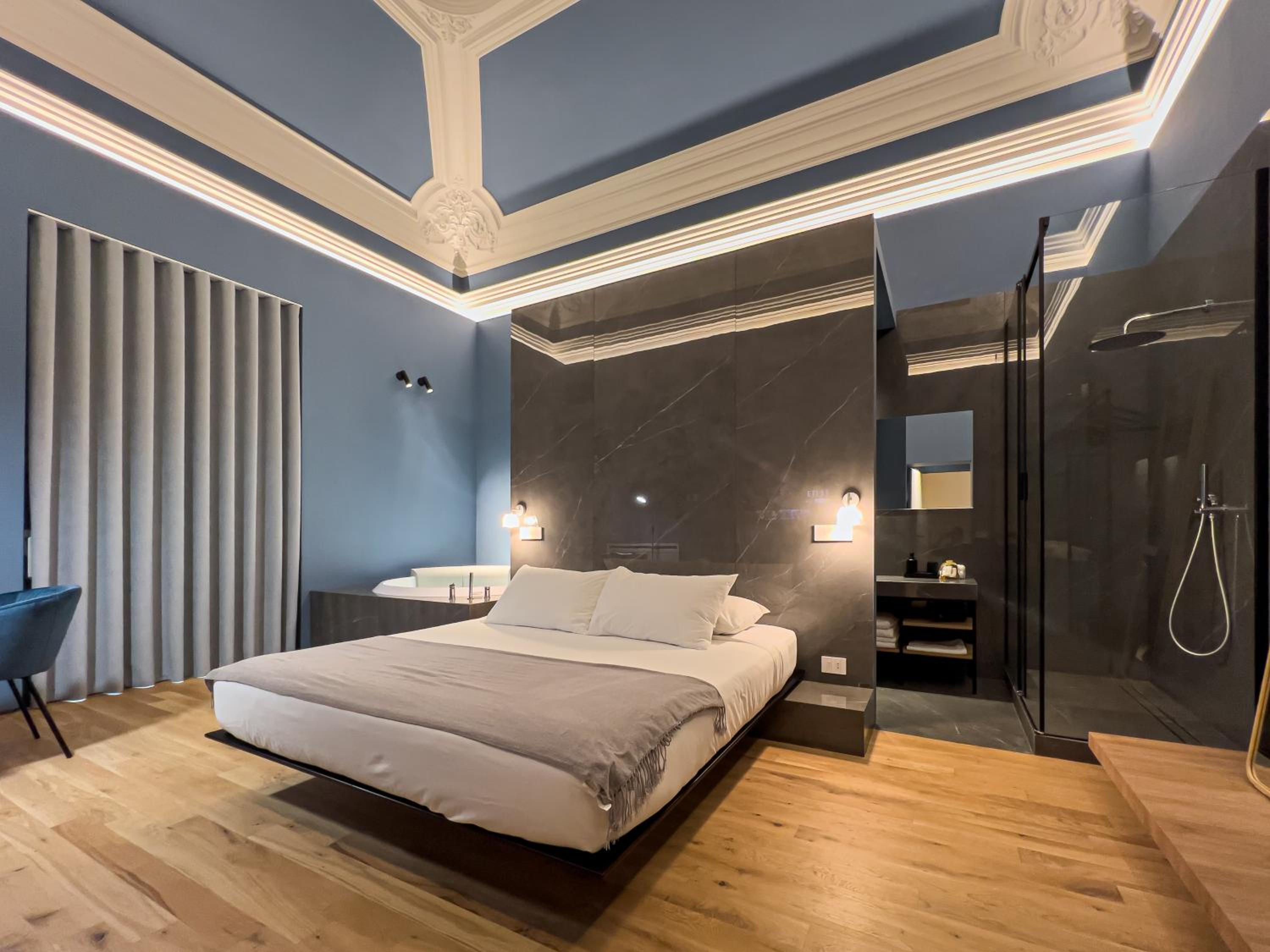 Deluxe King Room - Photo 3