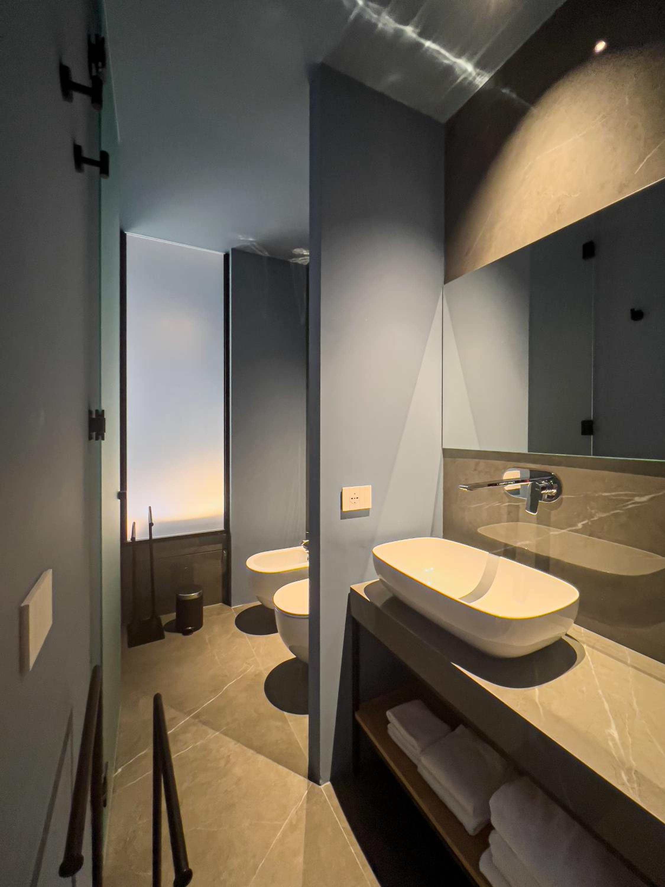 Deluxe King Room - Photo 2