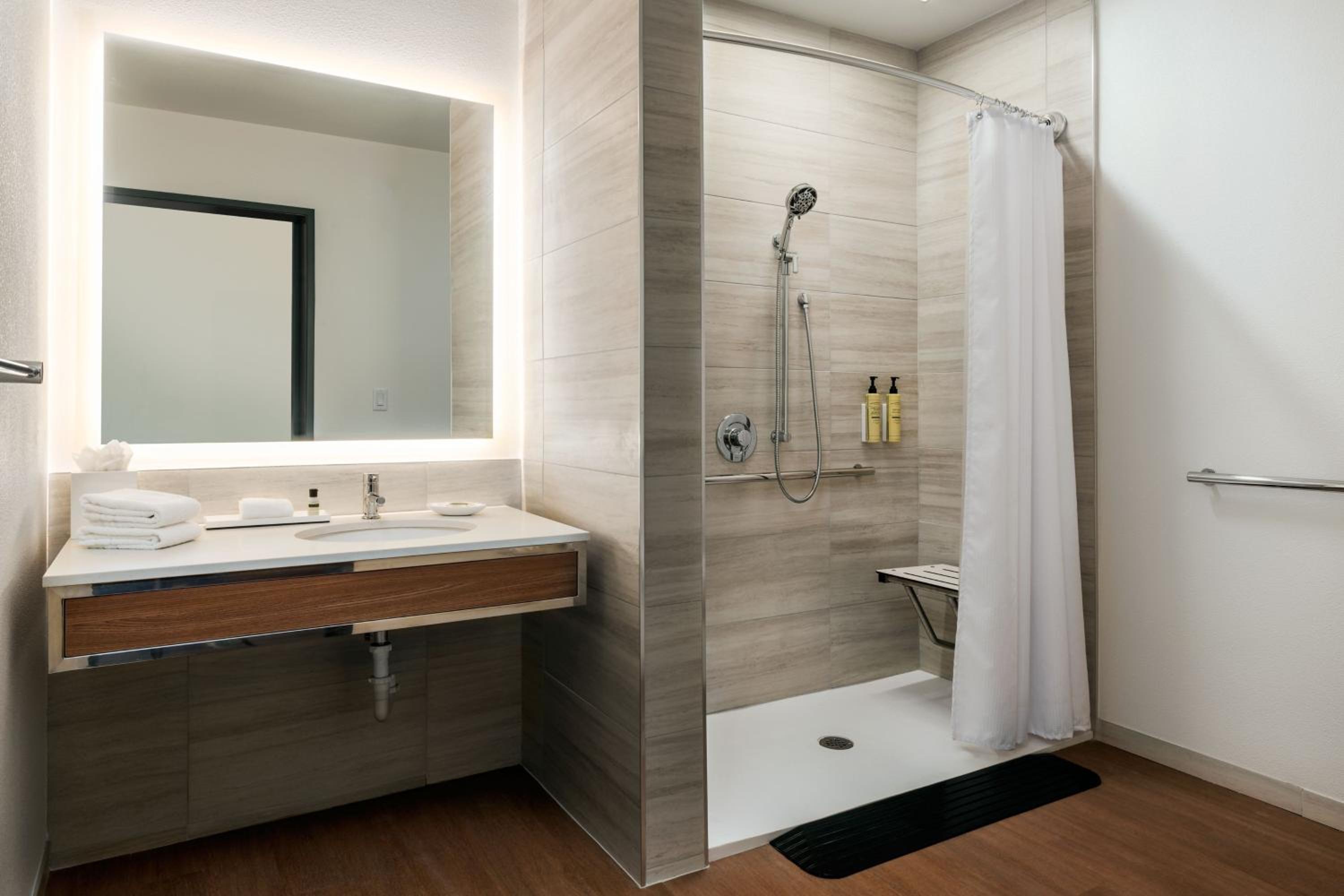 Standard King Room with City View - Photo 2