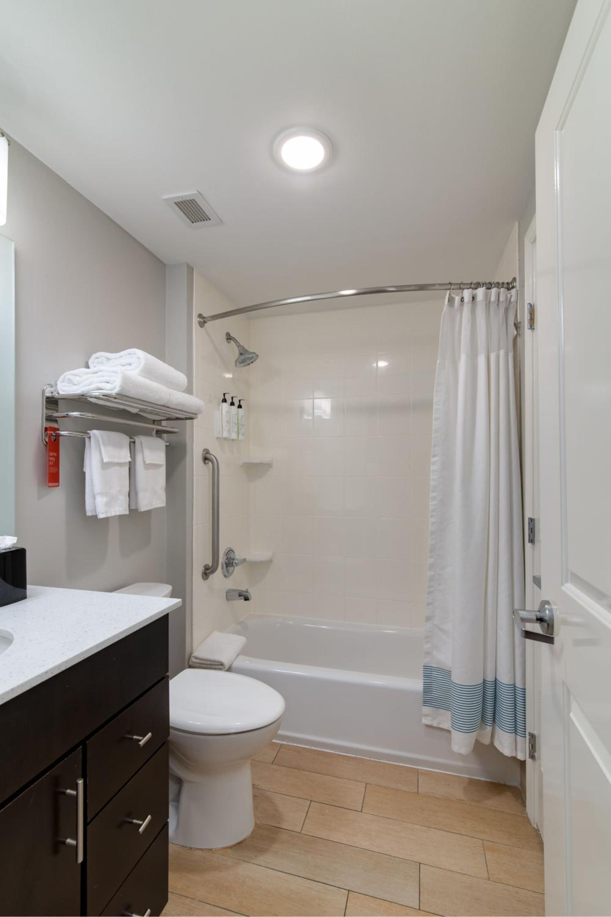 King Studio with Sofa Bed and Adapted Tub - Mobility Accessible photo 3