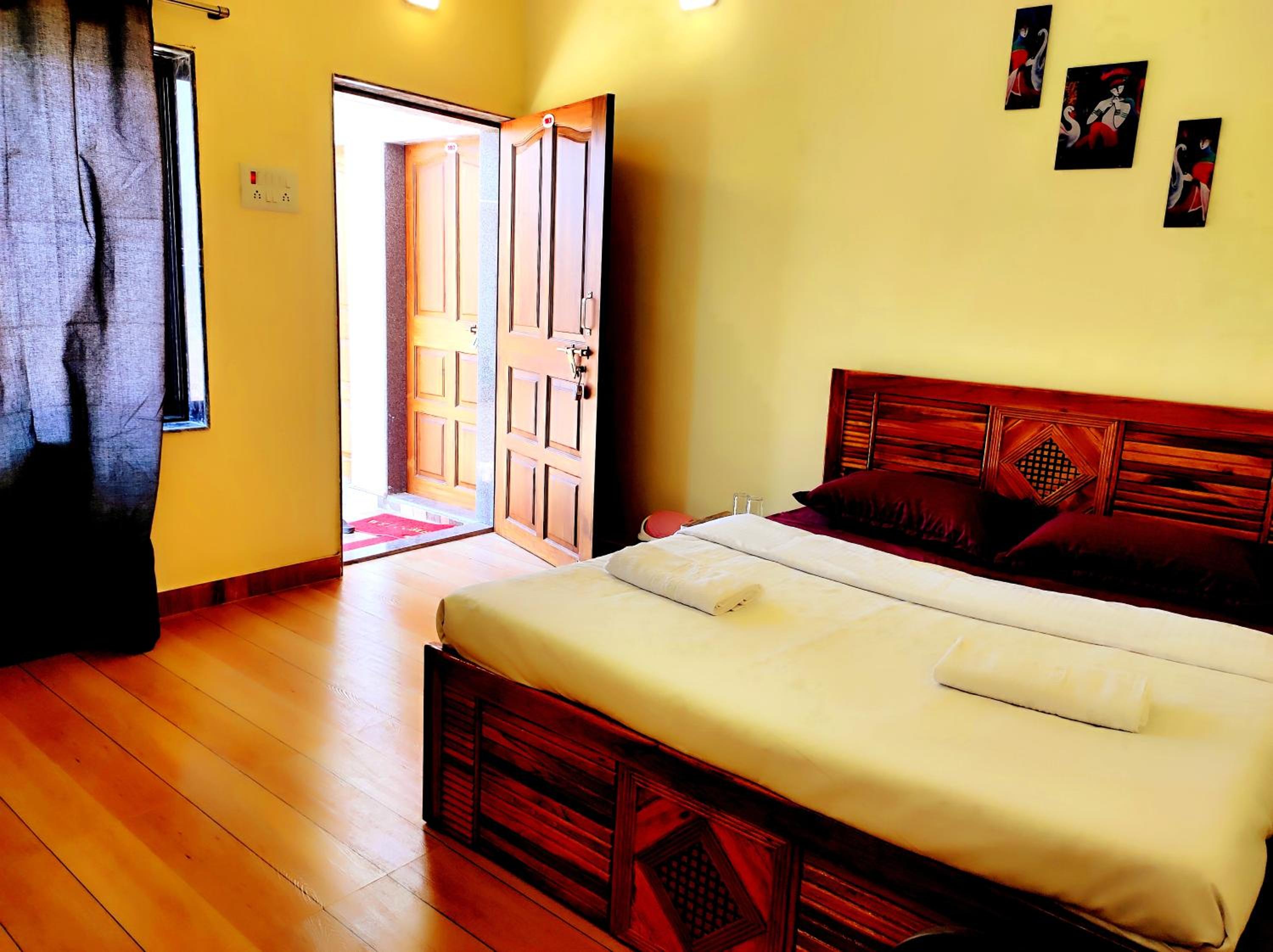 Deluxe Double Room (2 Adults + 1 Child) photo 2