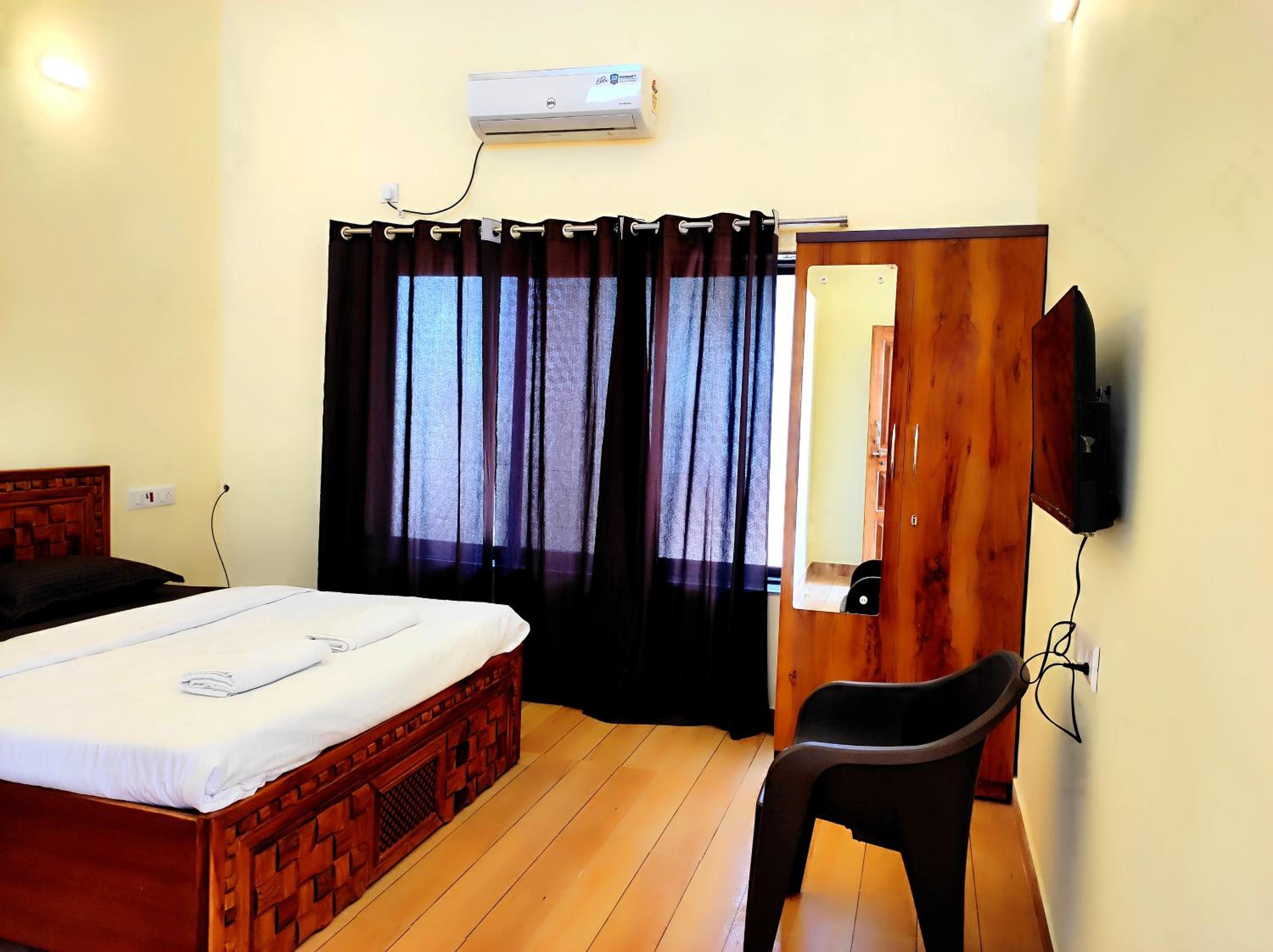 Deluxe Double Room (2 Adults + 1 Child) photo 1