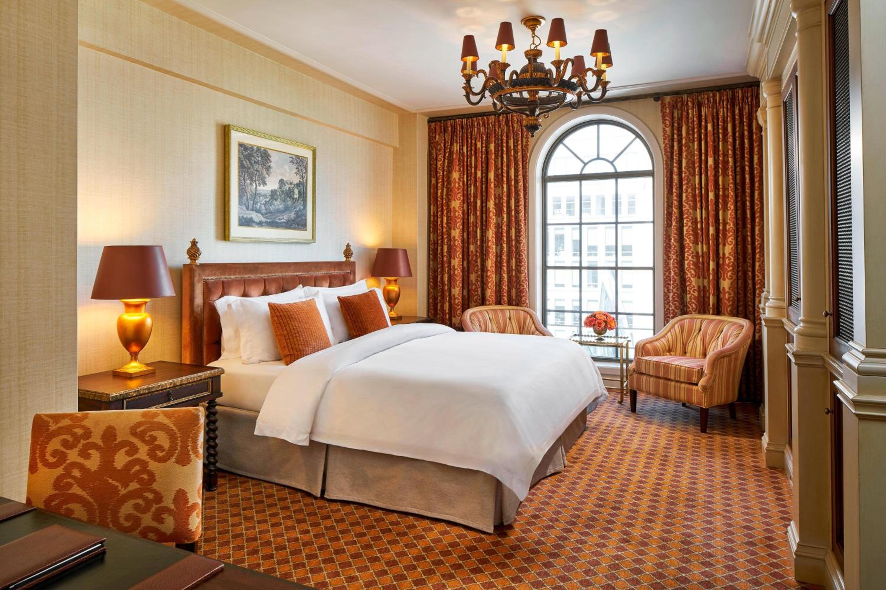 Premier King Room with City View - Photo 2