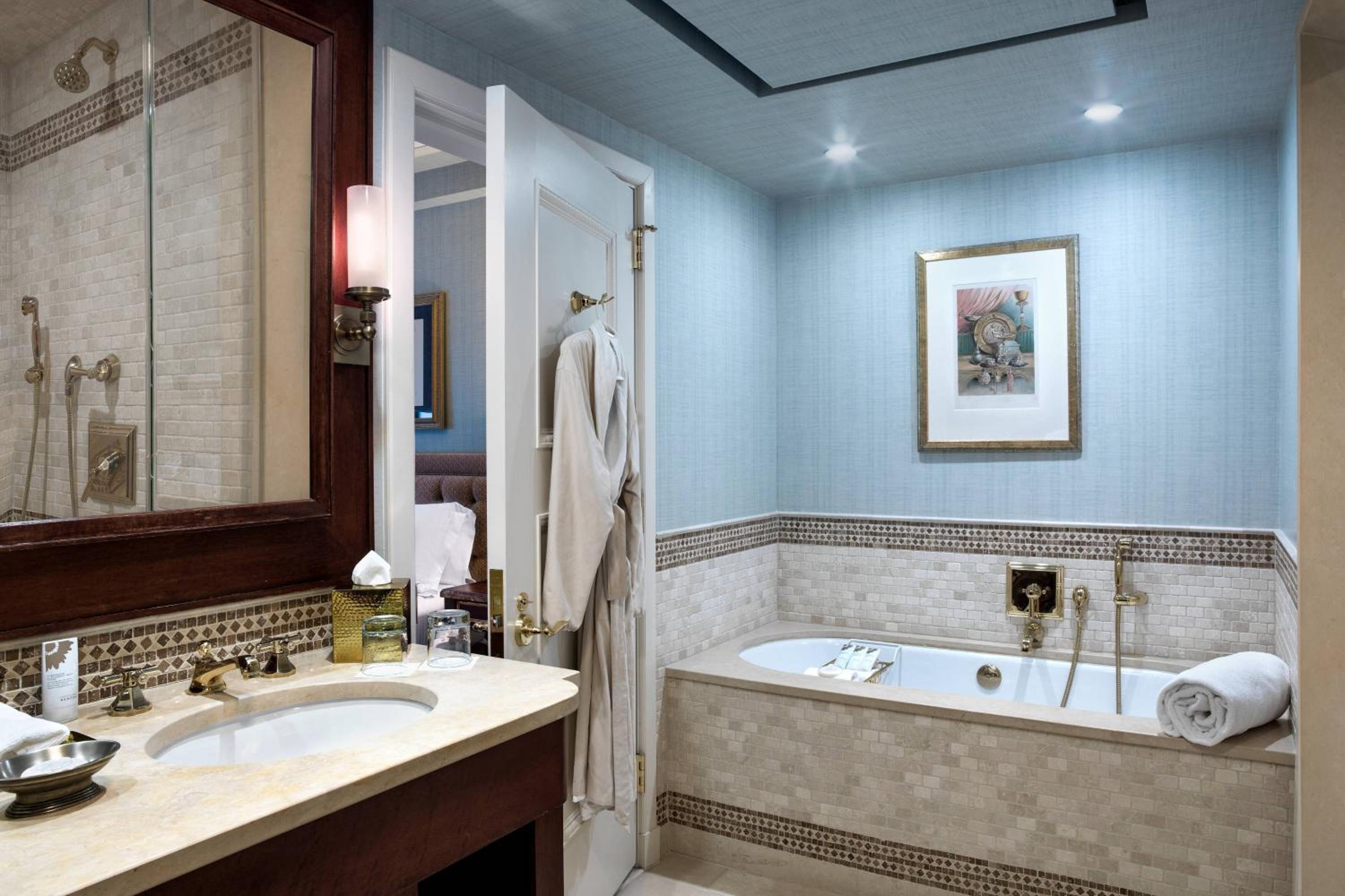 Caroline Astor Suite, Suite, 1 King - Photo 2