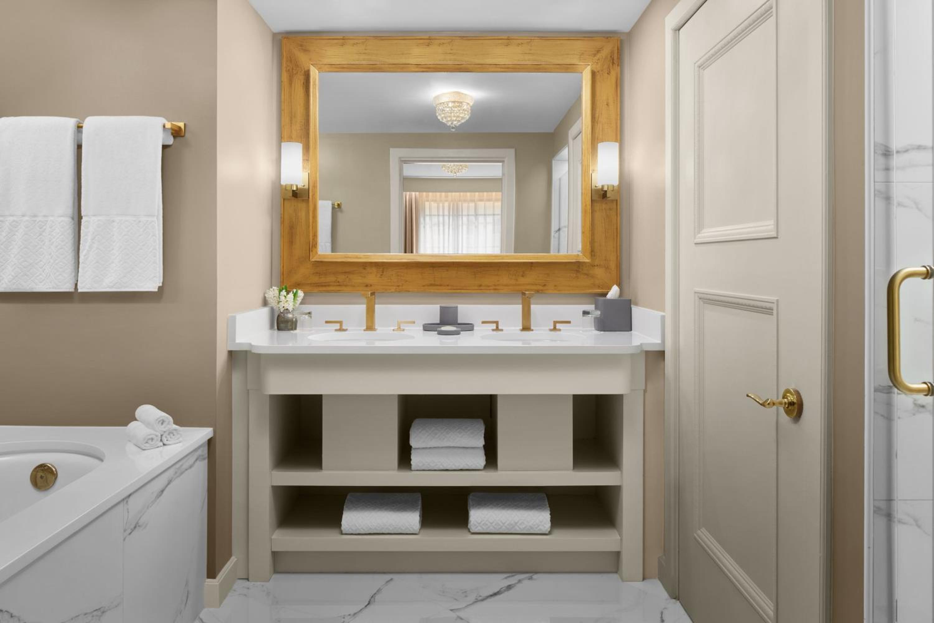 St. Regis Suite, 1 Bedroom Suite, 1 King - Photo 2
