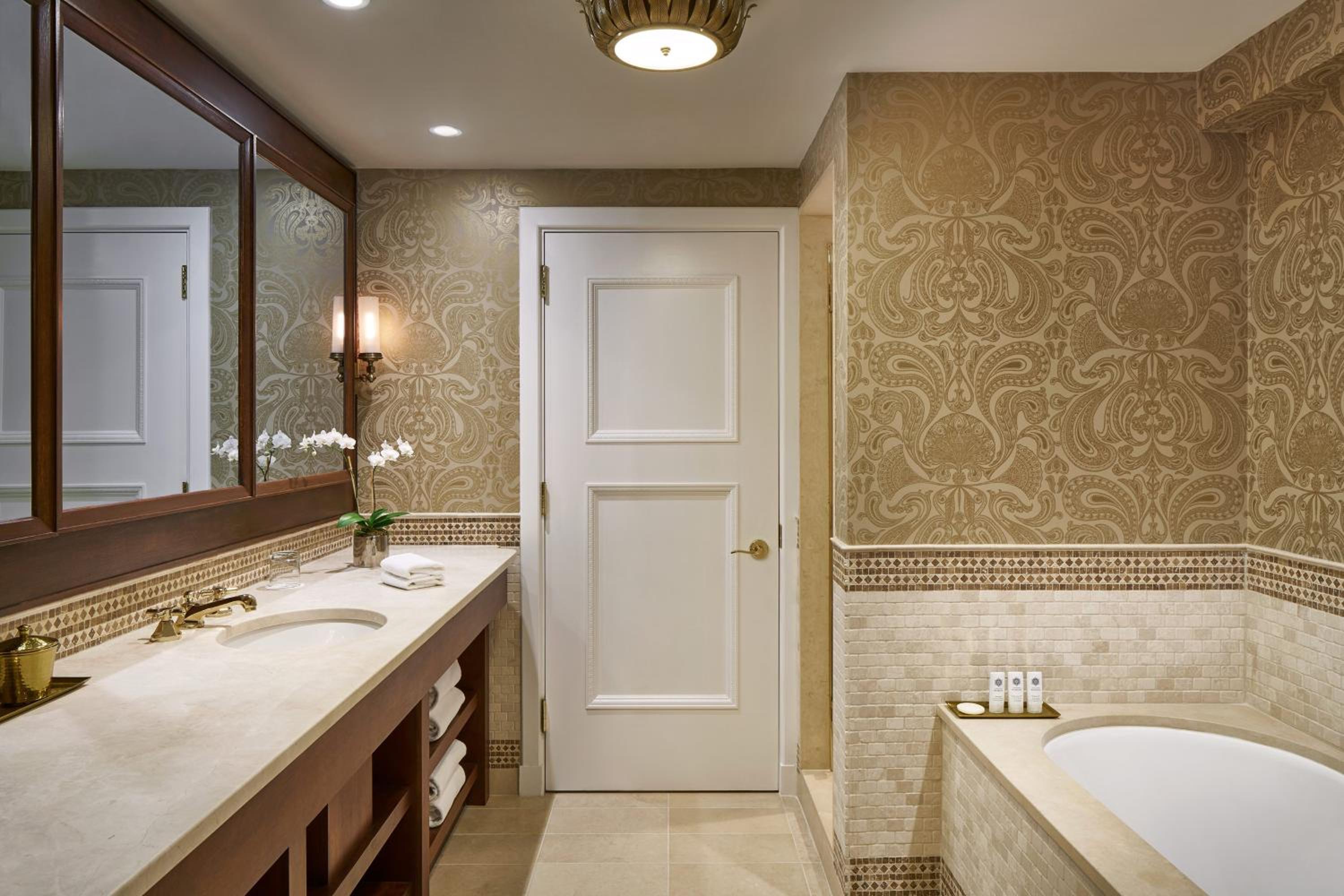 One-Bedroom Presidential King Suite thumbnail 6