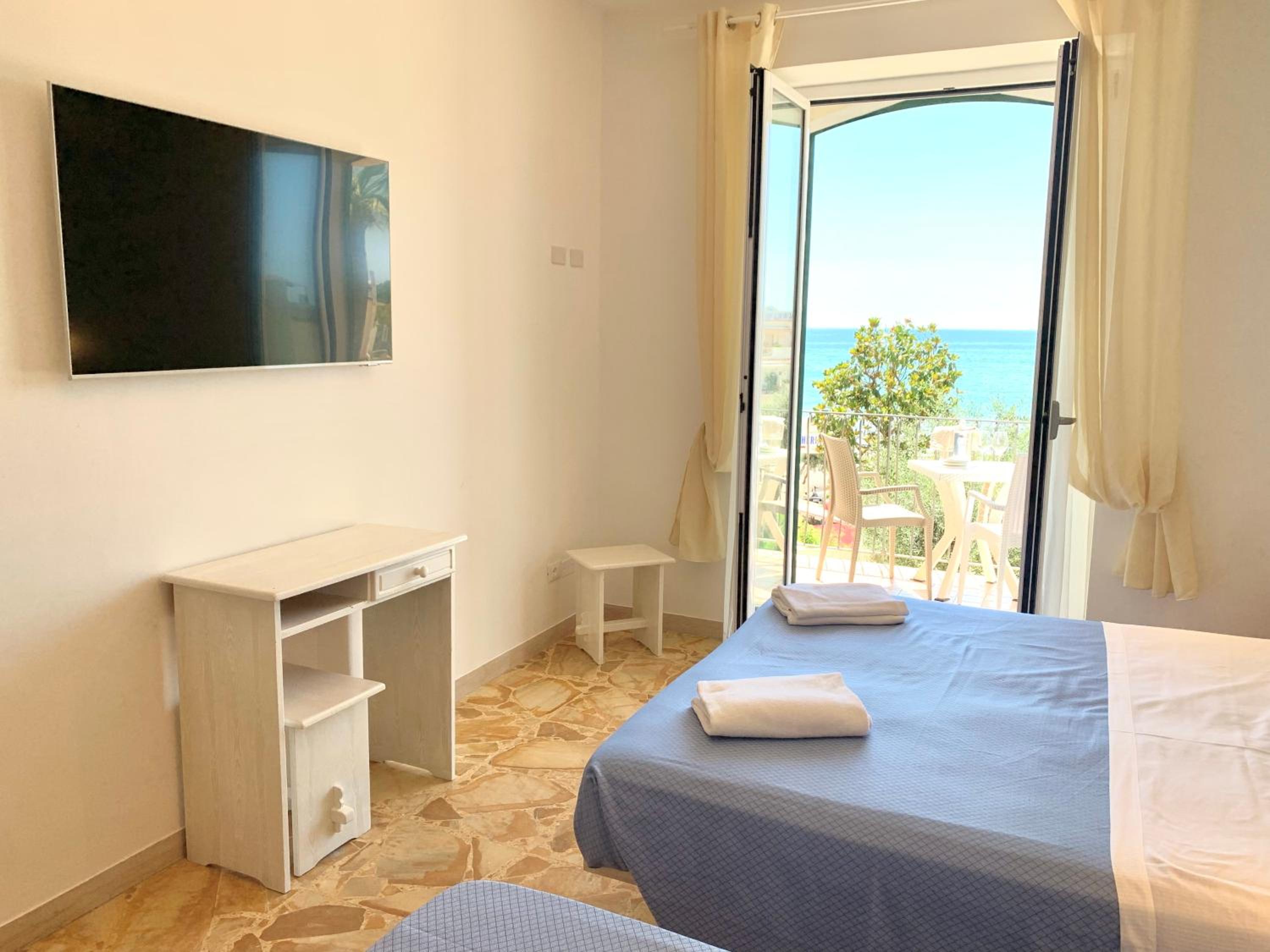 Quadruple Room with Sea View photo 2
