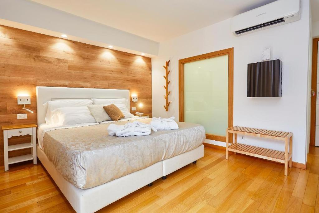 Double Room with Partial Sea View