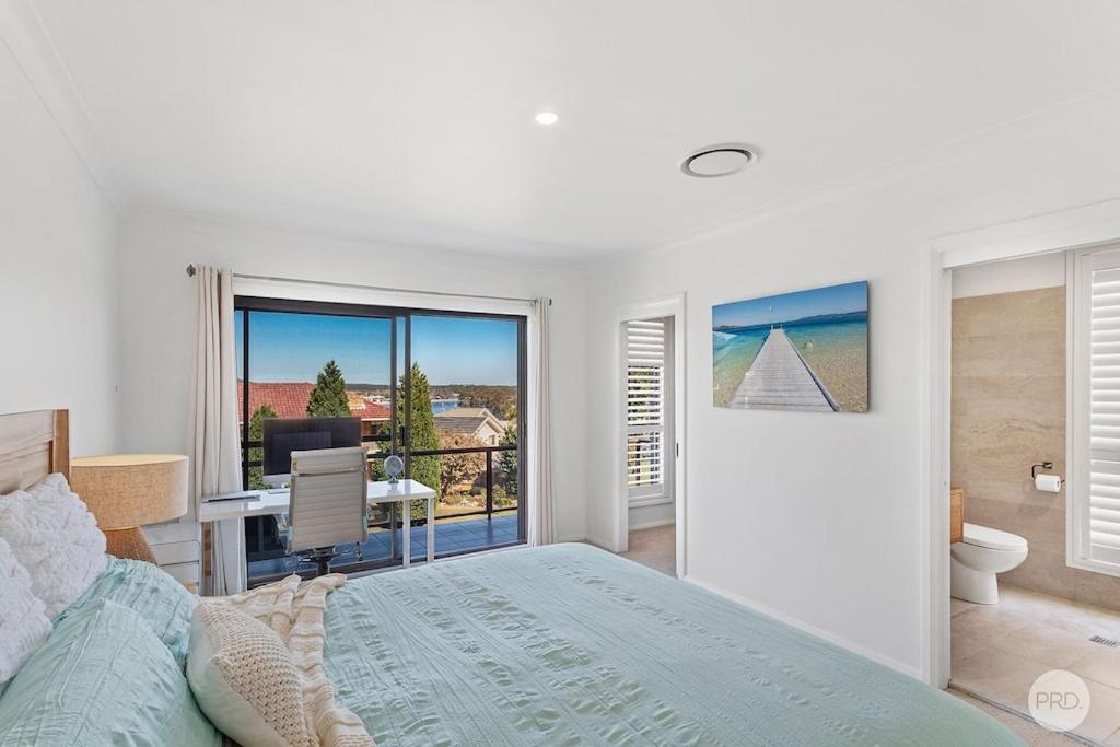 Six-Bedroom House photo 1