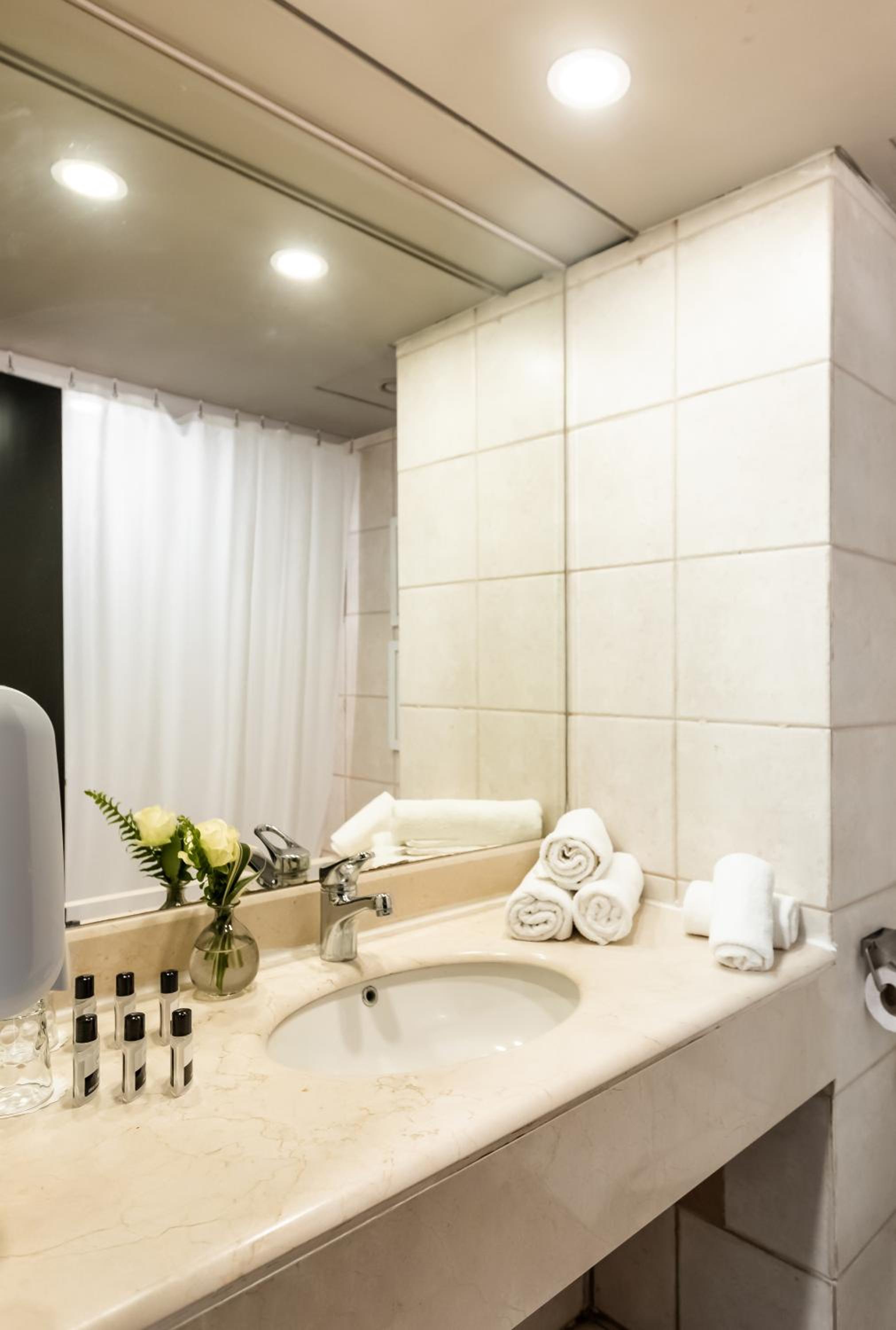 Classic Double or Twin Room with Balcony - Photo 2