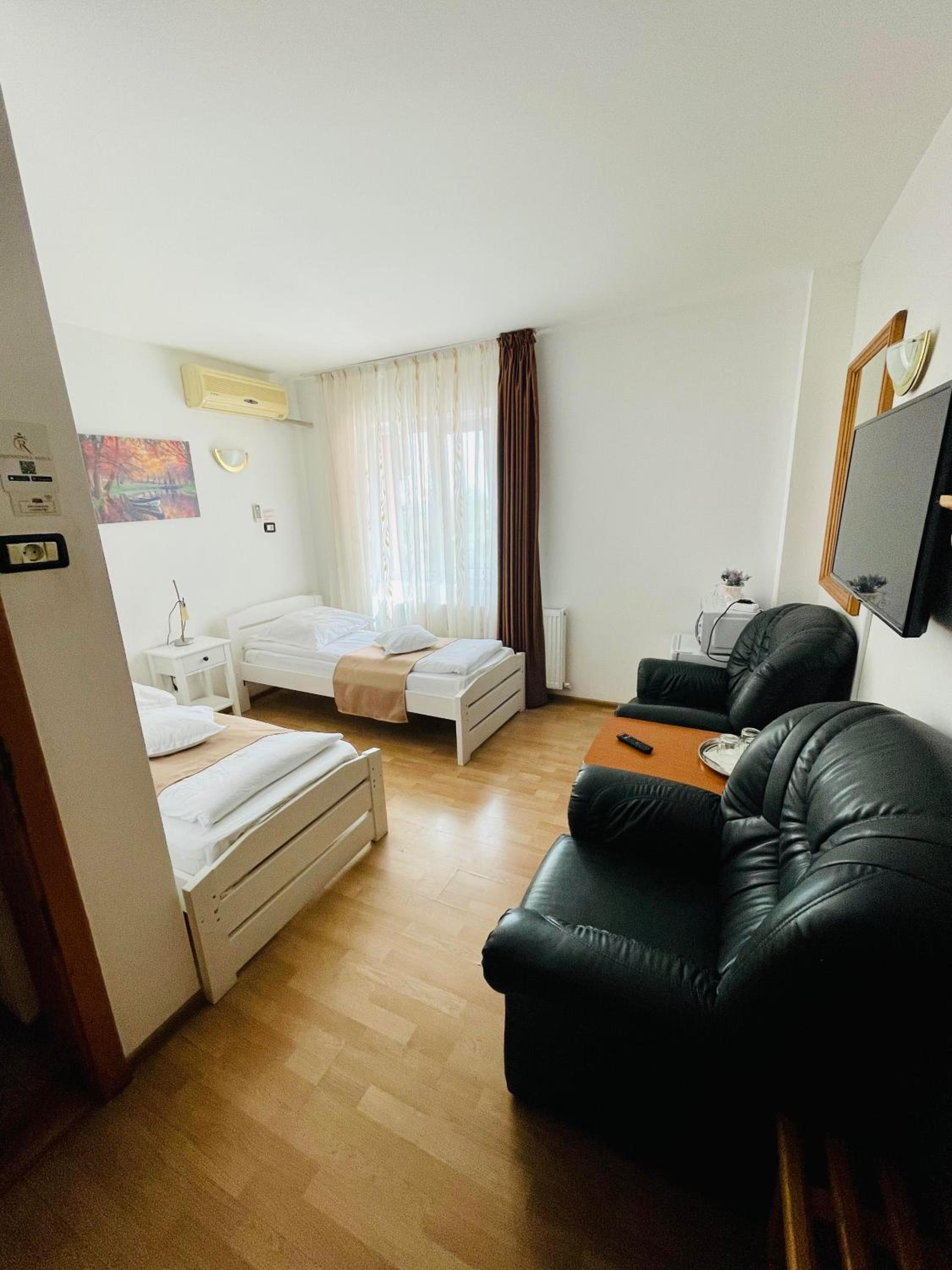 Twin Room - Photo 14