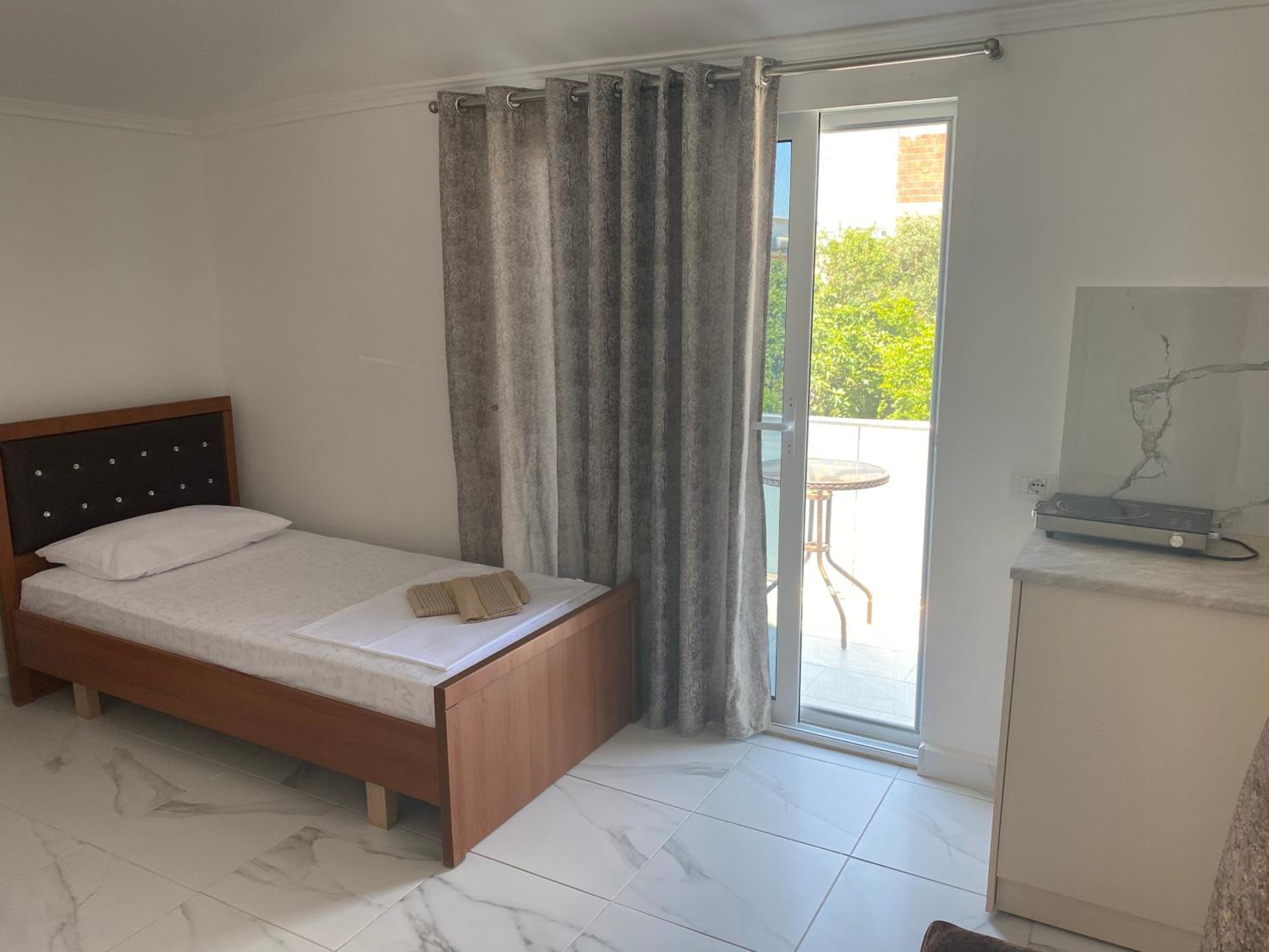 Basic Triple Room photo 3