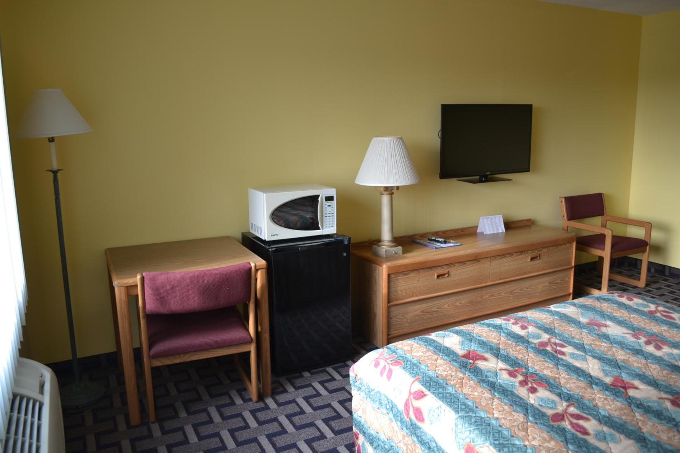 Queen Room with Two Queen Beds - Photo 6