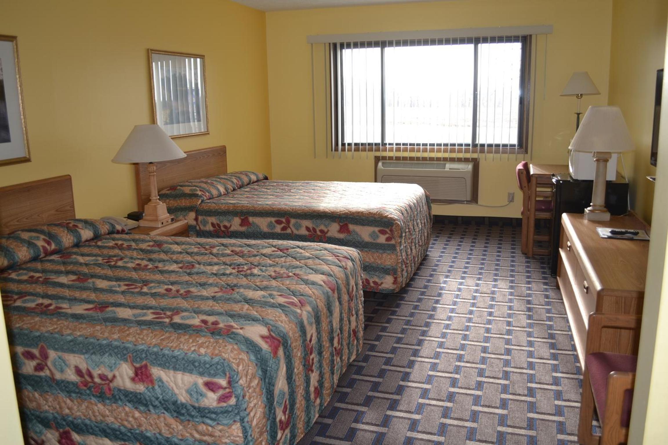 Queen Room with Two Queen Beds - Photo 5