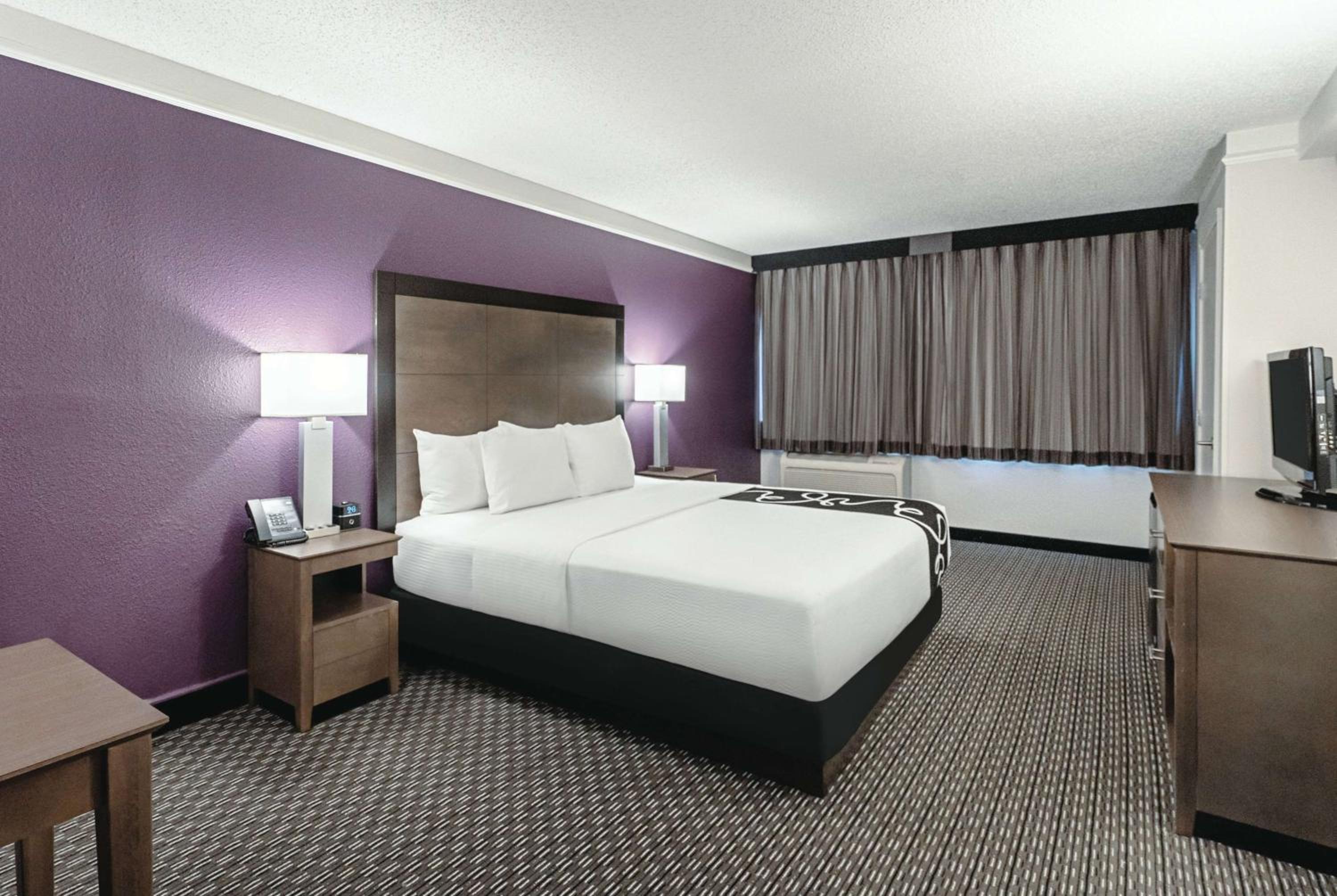 King Room with Roll-In Shower - Mobility/Hearing Accessible - Non-Smoking