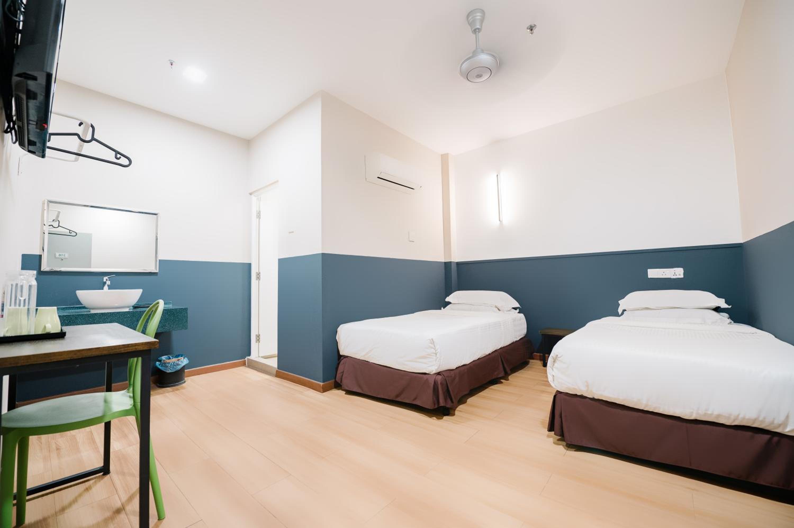 Standard Twin Room - Photo 3